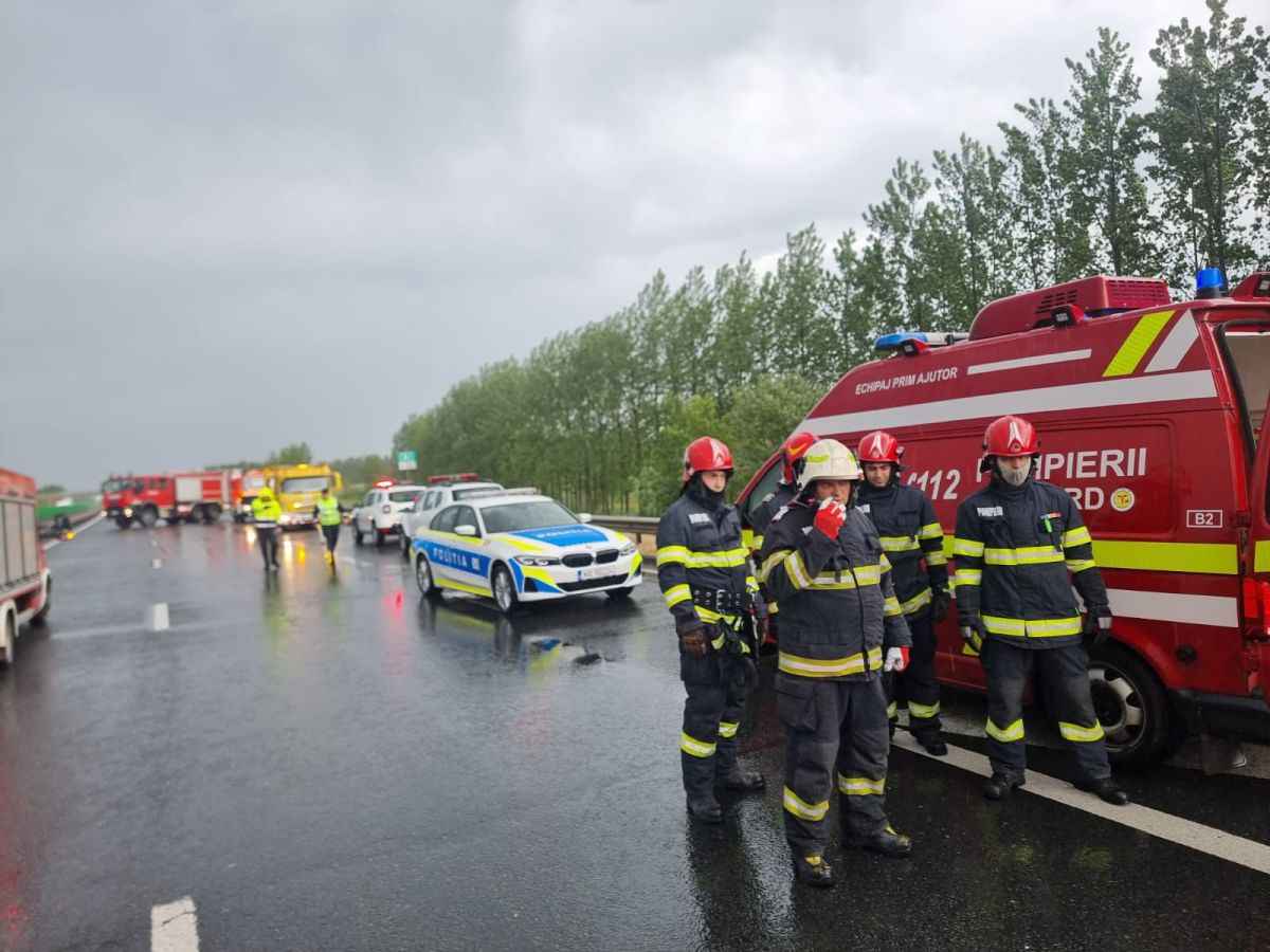 Accident cu 11 persoane implicate în județul Arad. Un bărbat a fost transportat la spital