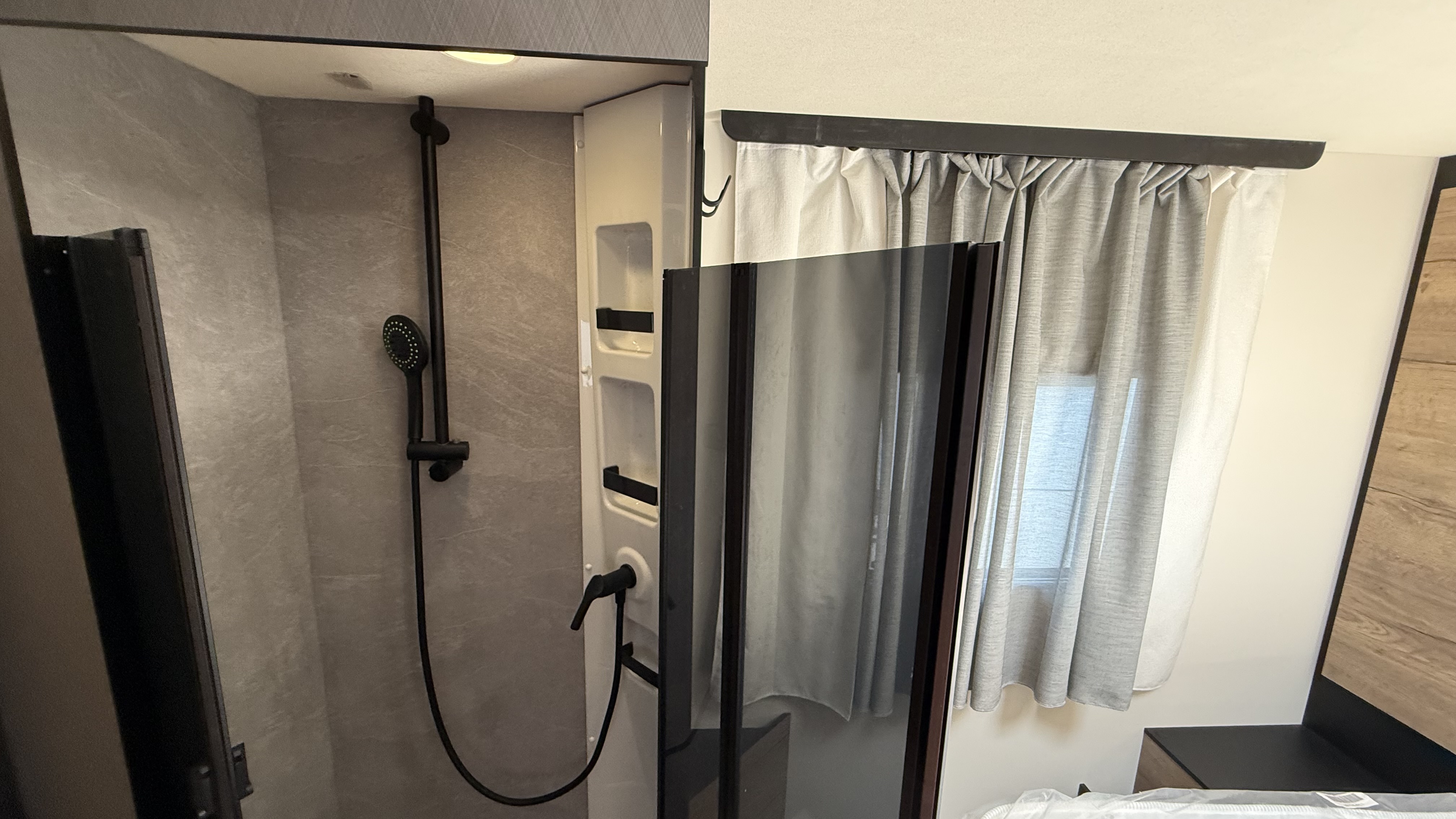 Românii renunță la hotelurile de cinci stele și aleg „apartamente pe roți”. Cât costă cel mai scump model și ce facilități are