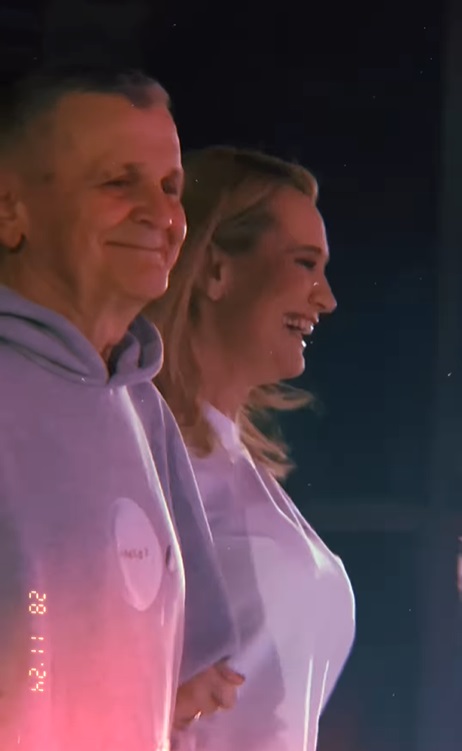 Cum a apărut Andreea Esca pe podiumul de modă alături de tatăl ei, care are 86 de ani. Au defilat în hainele create de Alexia Eram