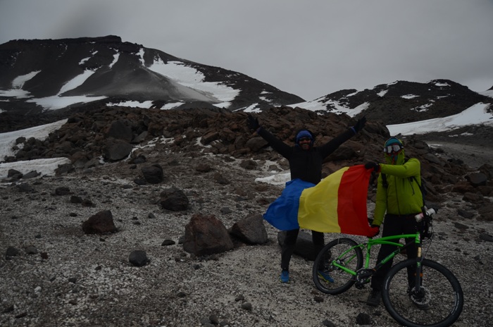 Românii care au traversat Deșertul Atacama și vulcanul Ojos del Salado pe biciclete Pegas au sosit în țară | FOTO