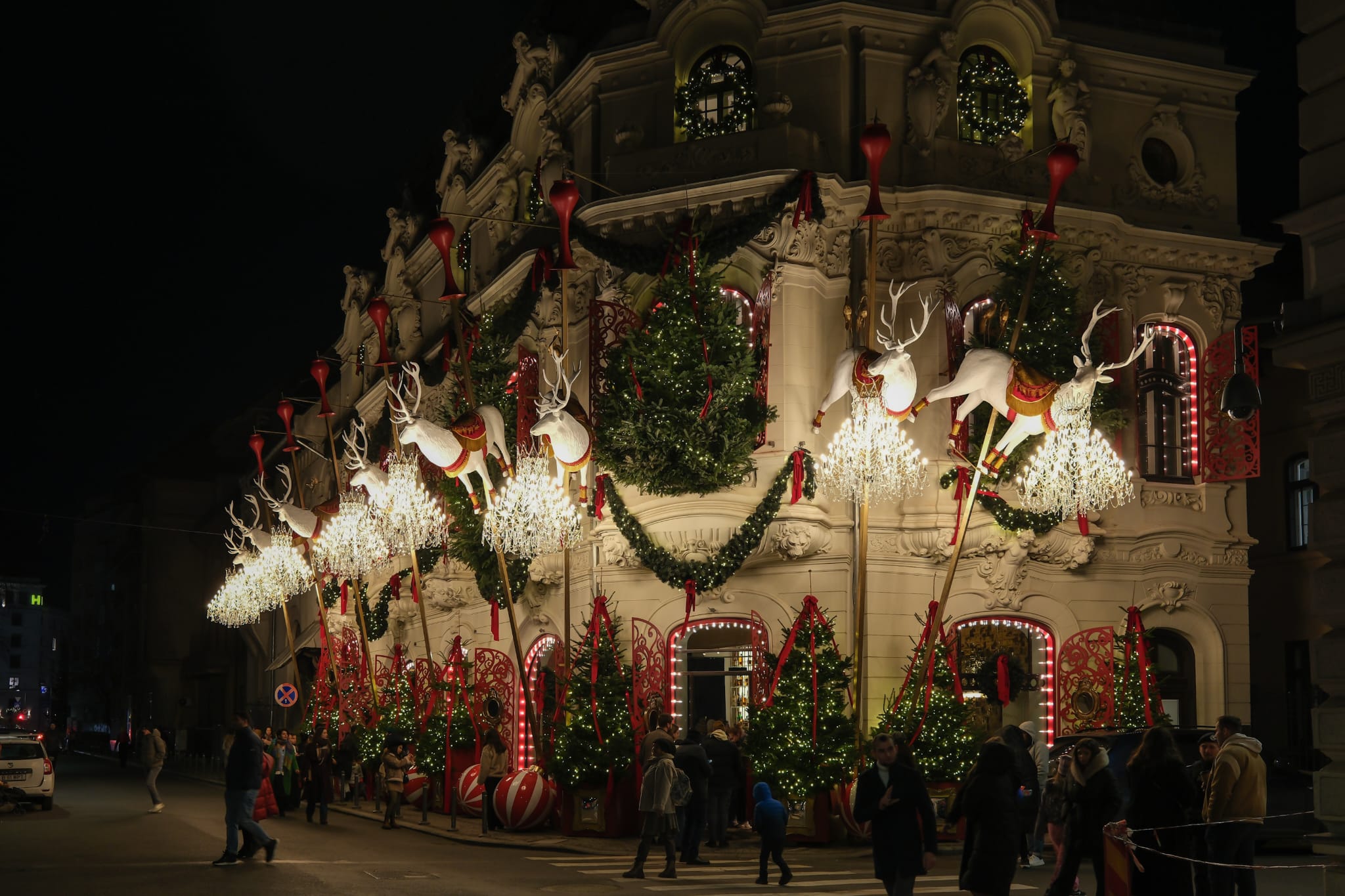 Cel mai frumos decorate clădiri din București înainte de Crăciun. Capitala a adoptat modelul european pentru acest sezon de iarnă