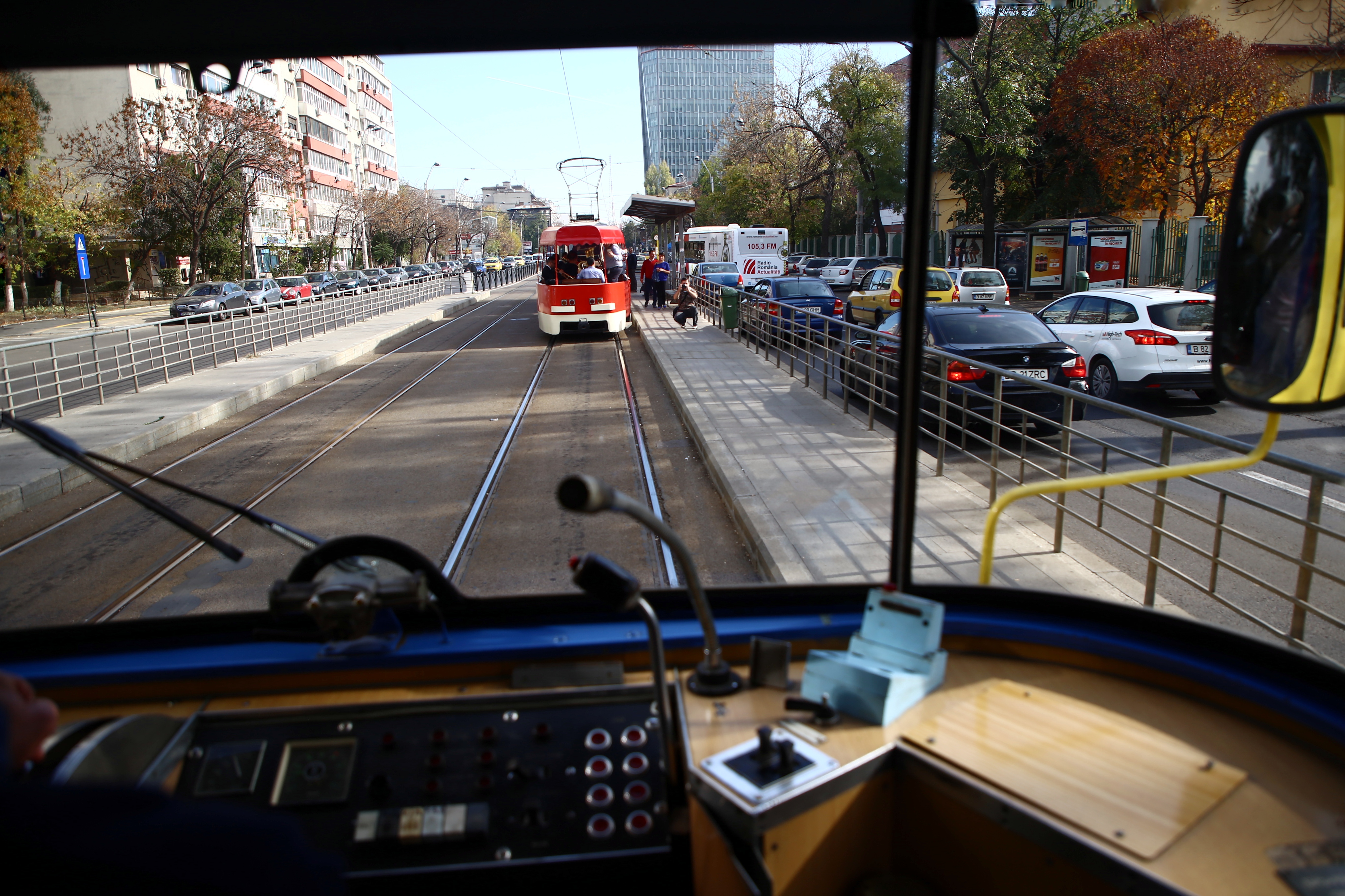 GALERIE FOTO / Imagini inedite cu tramvaiele de epocă, la paradă în București. În vagoane a cântat fanfara, iar vatmanul a purtat uniforma de altădată
