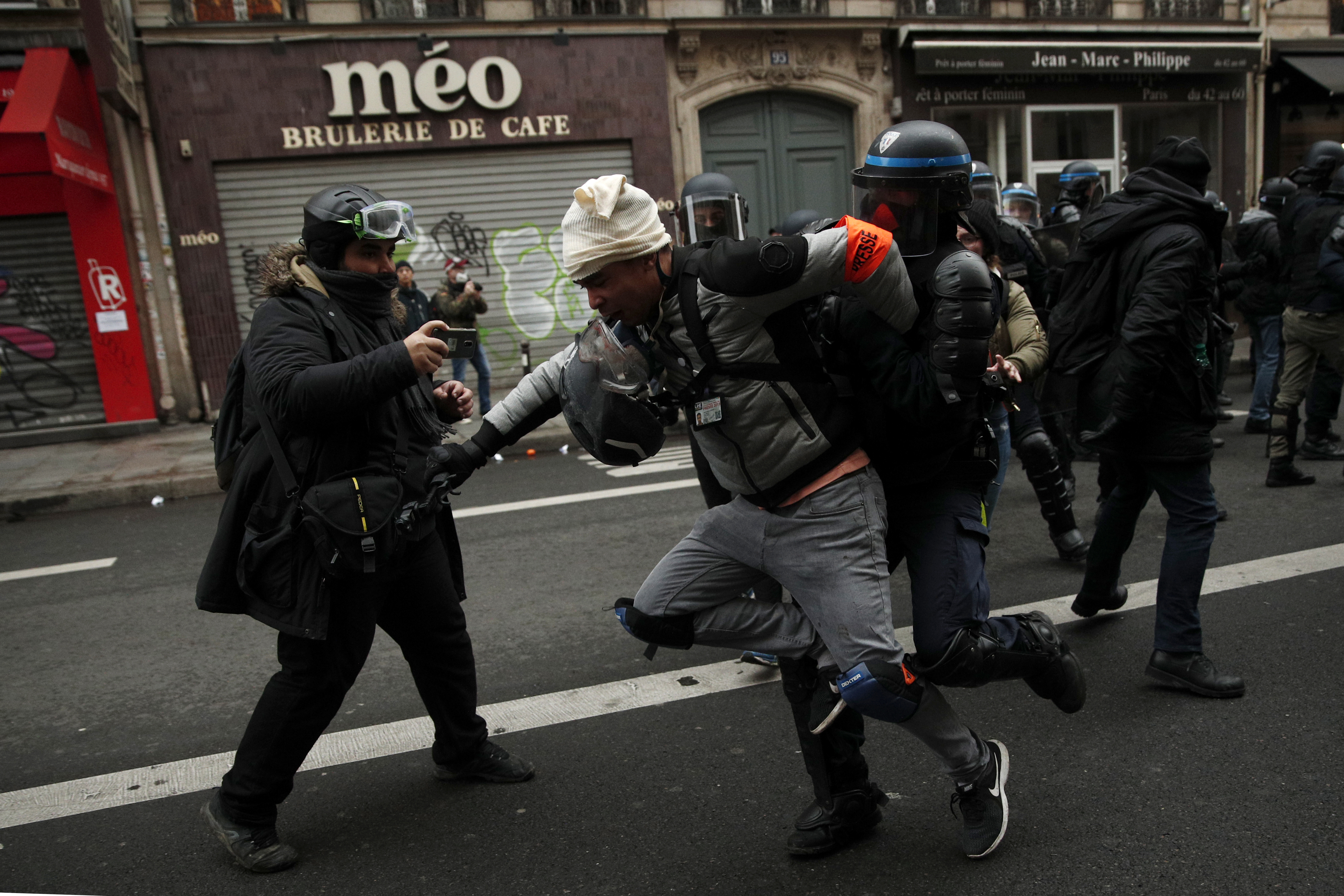 Noi proteste în Franţa faţă de reformarea sistemului de pensii. Au fost incidente între forțele de ordine și manifestanți