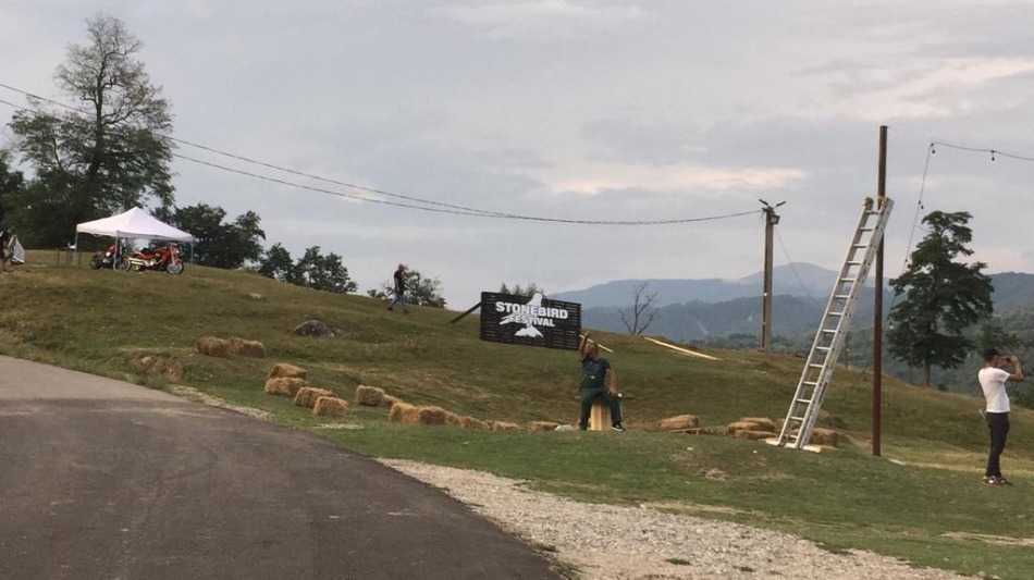 Sătenii din Corbi i-au făcut plângere primarului că le-a asfaltat o uliță în sat. Motivul incredibil pentru care au recurs la acest gest