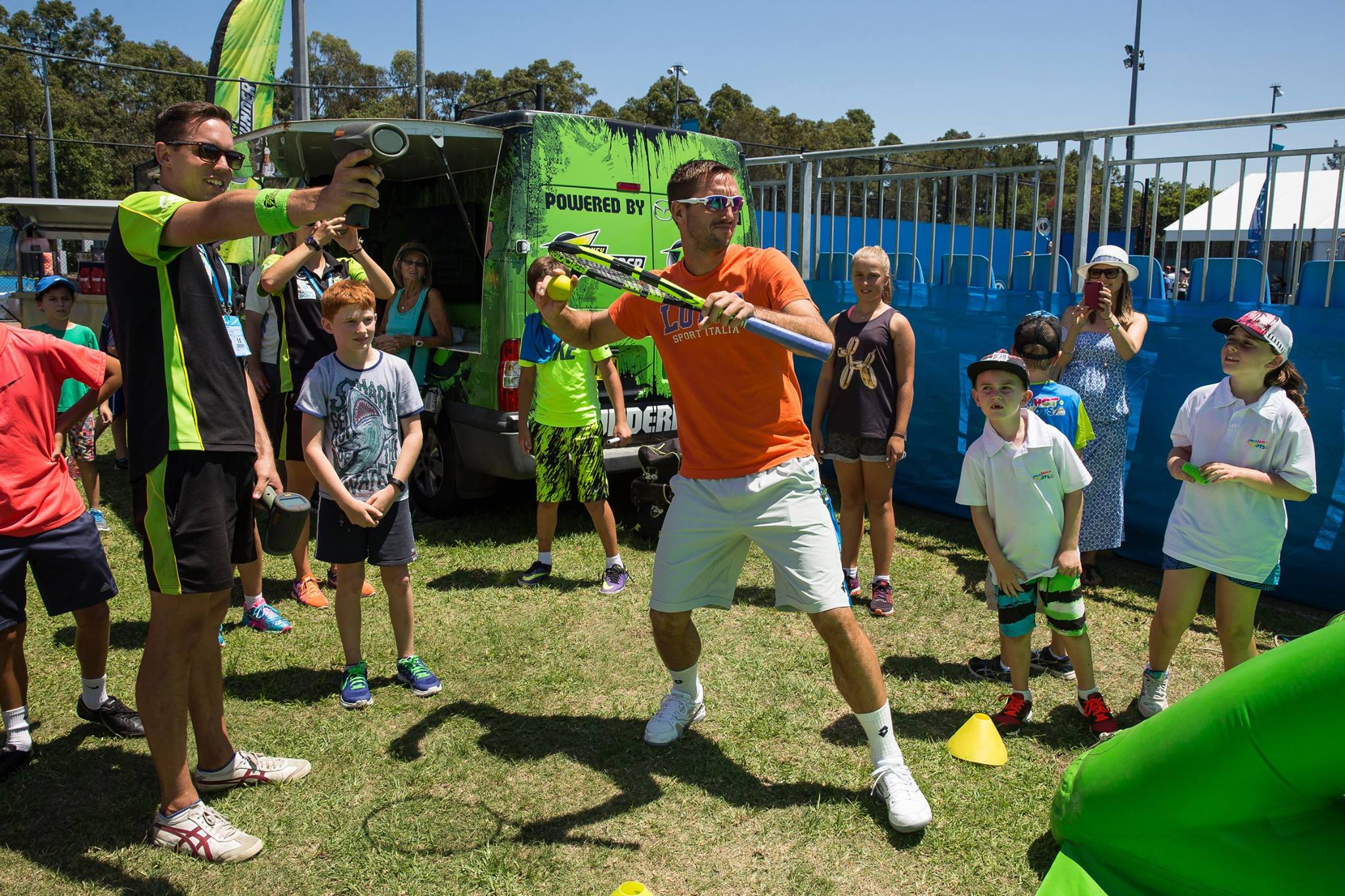 Simona Halep, strălucitoare la petrecerea jucătoarelor. La Sydney, sportiva a fost în formă și la ”Kids Day”, avându-l alături pe bulgarul Grigor Dimitrov, cel mai râvnit bărbat din circuit. Accidentarea care a făcut-o să abandoneze la Brisbane n-a trecut/ FOTO & VIDEO