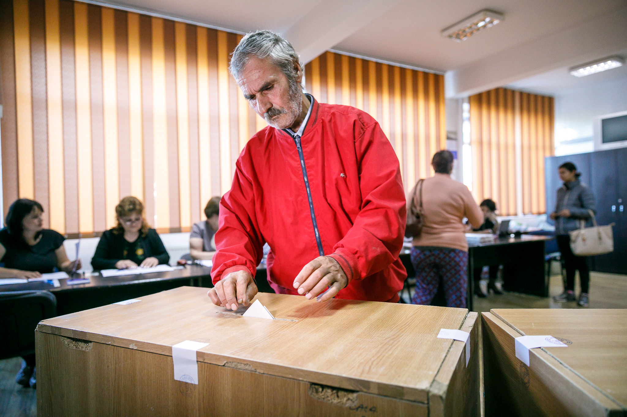 CORESPONDENȚĂ DIN URLAȚI | La europarlamentare, între „Hai, noroc!” și resemnare. La prima oră a dimineții, cârciuma era mai plină ca secția de votare