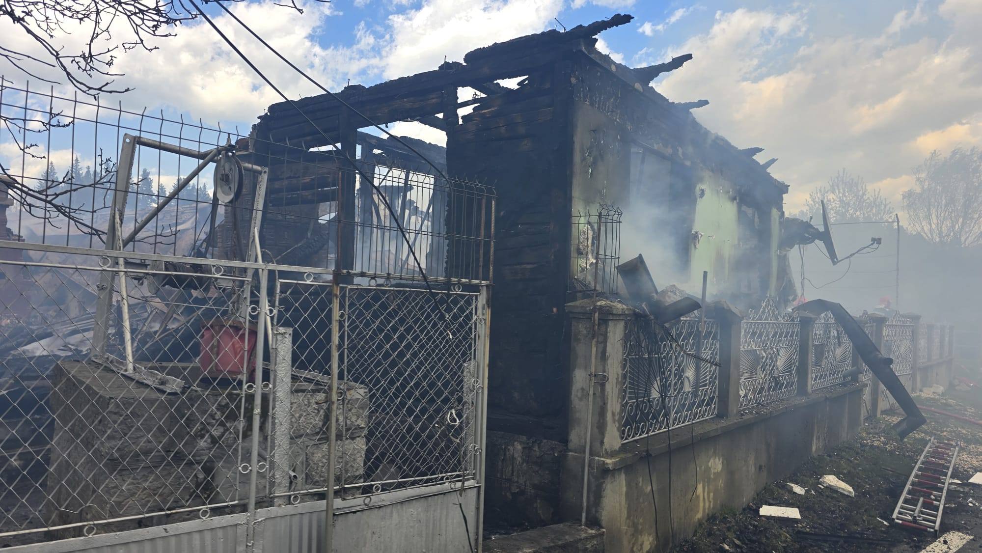 Noi imagini cu dezastrul lăsat în urmă de incendiul devastator din Soveja, în Vrancea: „Situația este critică"