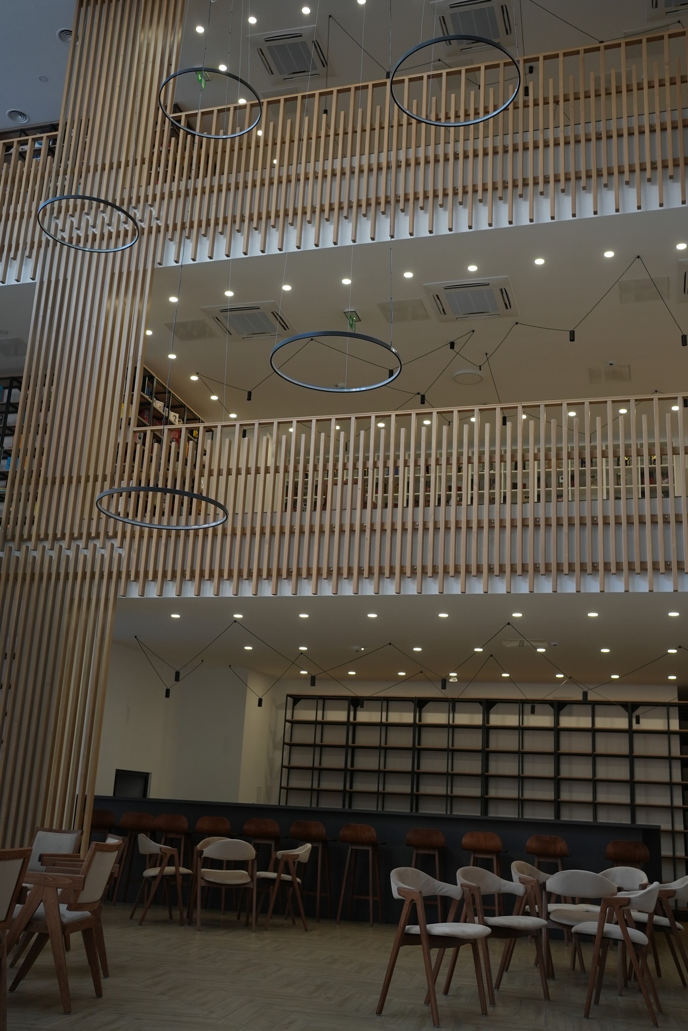 Cum arată biblioteca din Oradea, renovată și modernizată, de unde poți împrumuta cărți cu telefonul