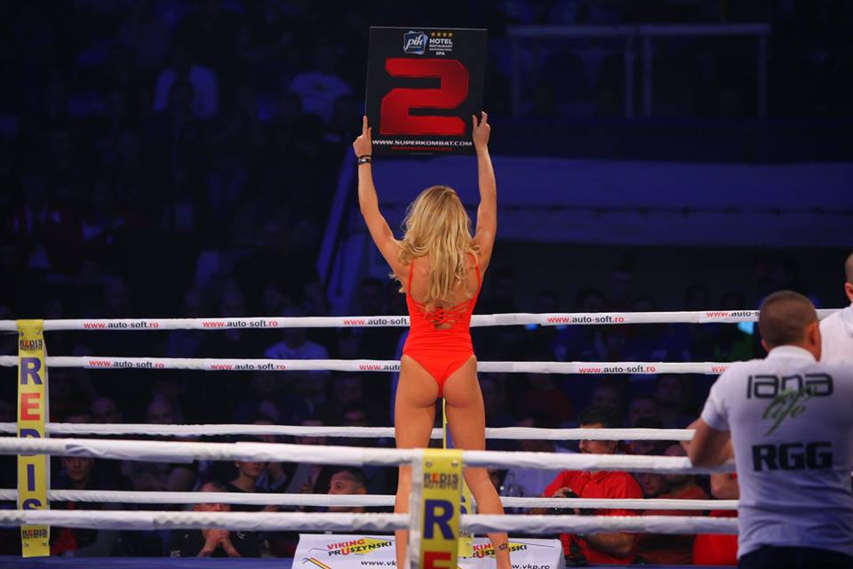 În ring când au intrat, spectatorii s-au înfierbântat! Fetele sexy din preajma băieţilor duri din Superkombat / GALERIE FOTO HOT