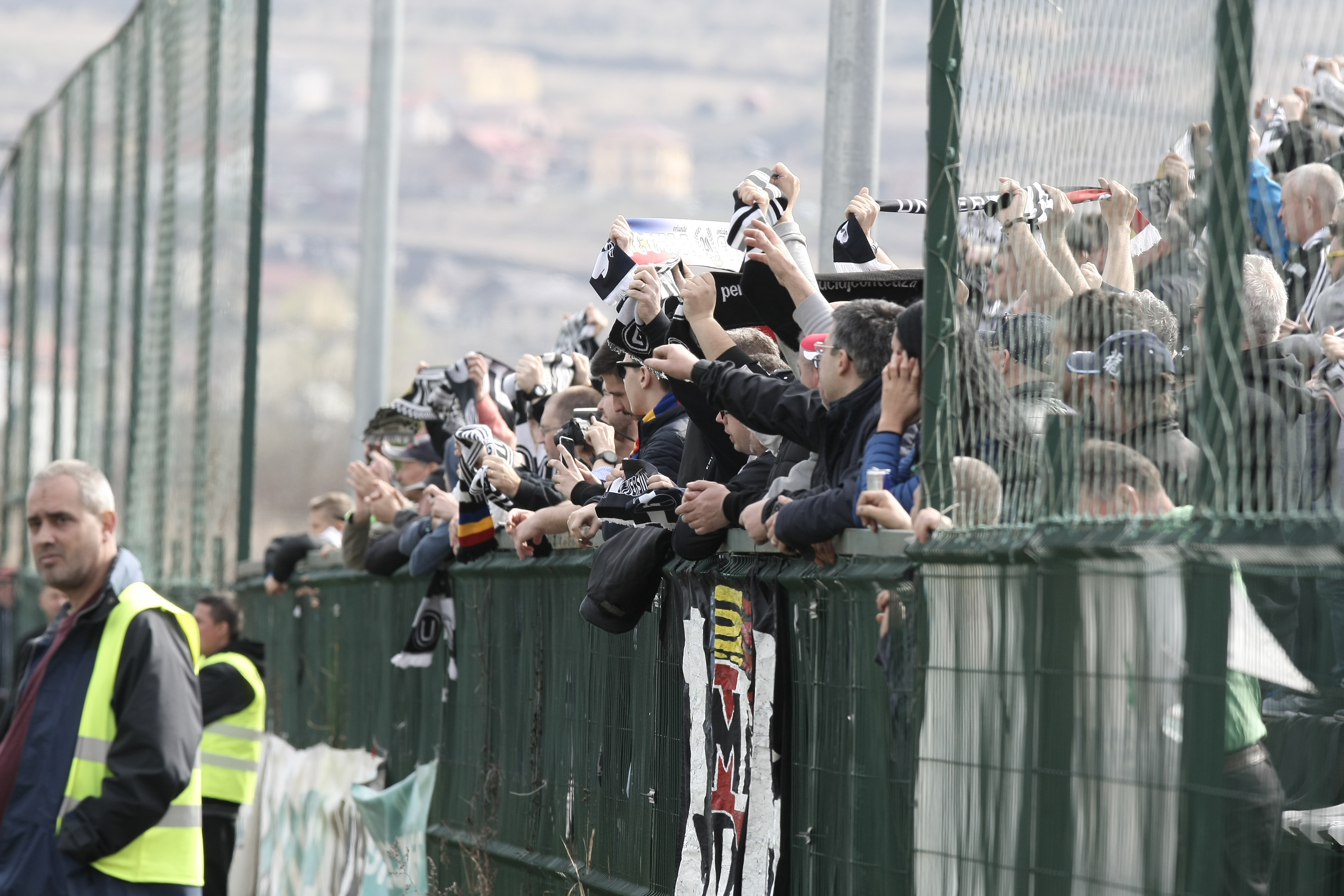 Șeful FRF, Răzvan Burleanu, a văzut cu ochii lui ce înseamnă spiritul U Cluj. ”Șepcile roșii” au făcut spectacol cu ”Steaua” | FOTO&VIDEO