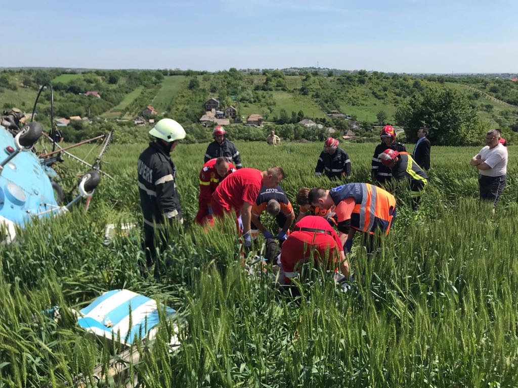 UPDATE: Un elicopter s-a prăbușit lângă Turda, județul Cluj. Un bărbat, transportat la spital / FOTO