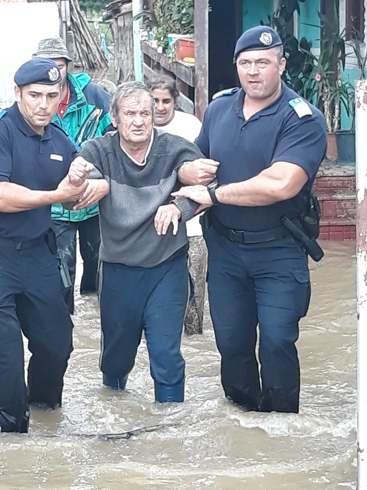 Aproape 70 de oameni au fost evacuați de jandarmi din case în Băbeni, Vâlcea. Râul Bistrița a ieșit din matcă / FOTO