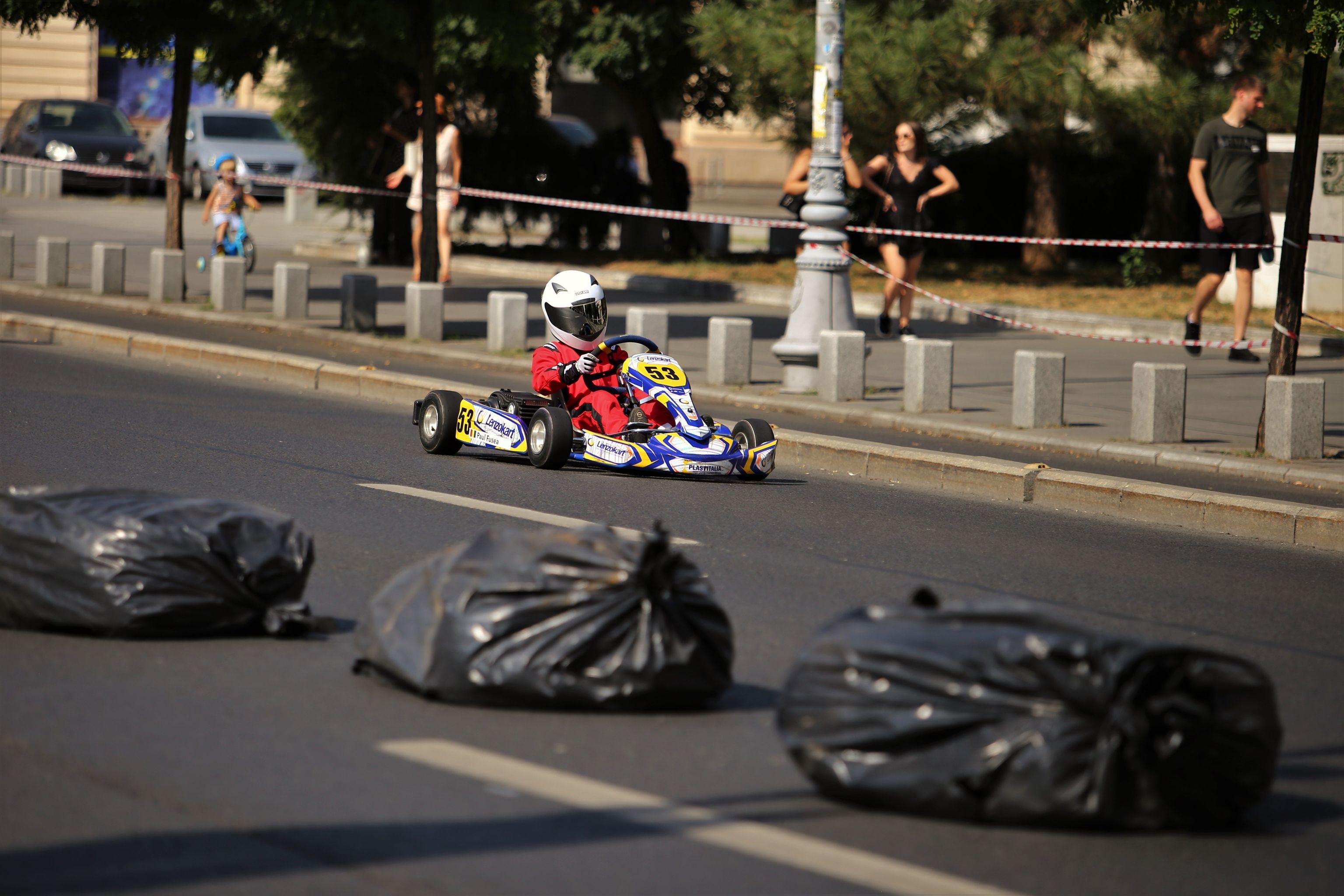 De ce au apărut pe pista de karting „saci de gunoi” pe post de obstacole? „Am vrut ceva mai estetic, dar nu am găsit”