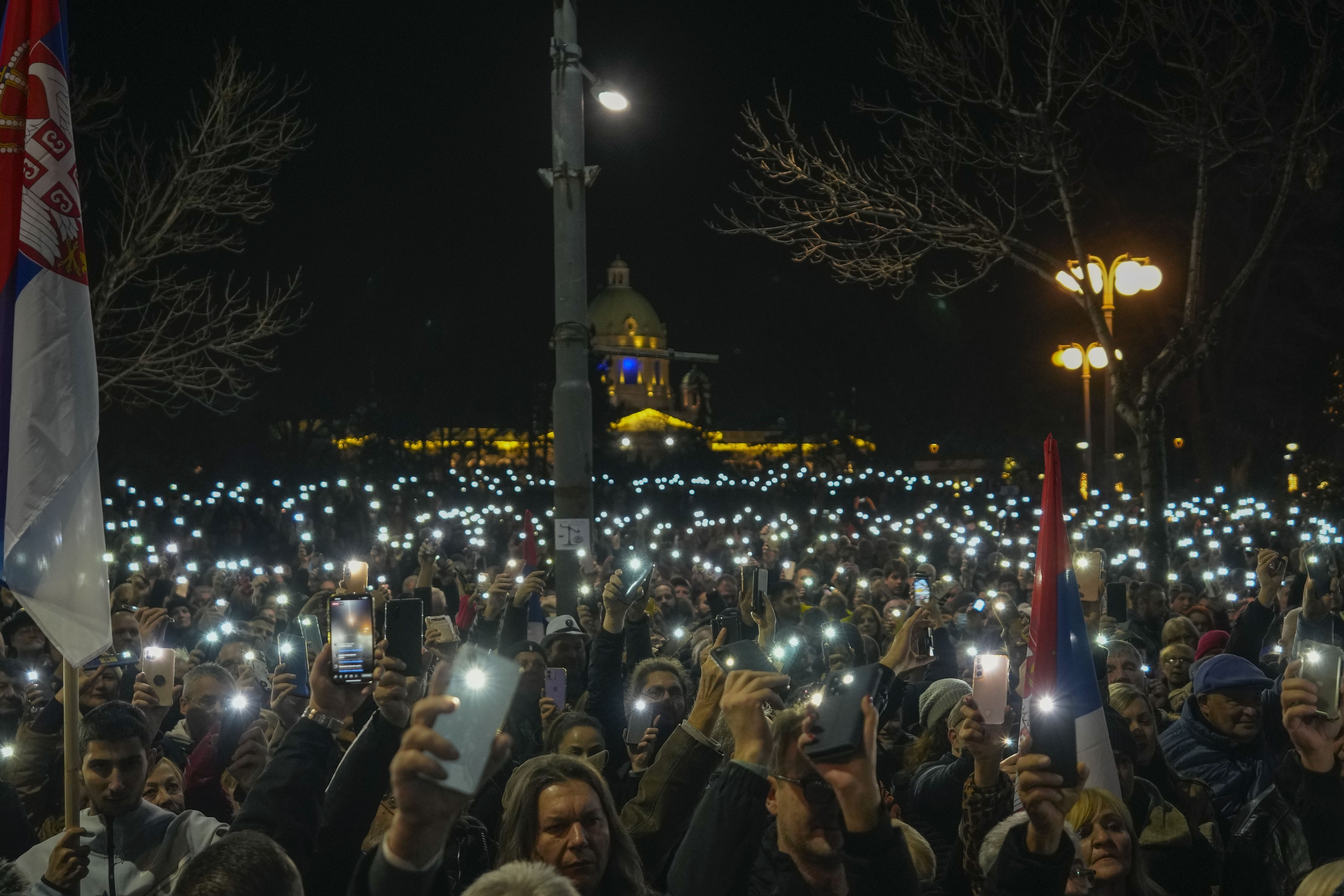 Prima întâlnire a președintelui sârb Vučić după izbucnirea revoltelor de duminică de la Belgrad: cu ambasadorul Rusiei
