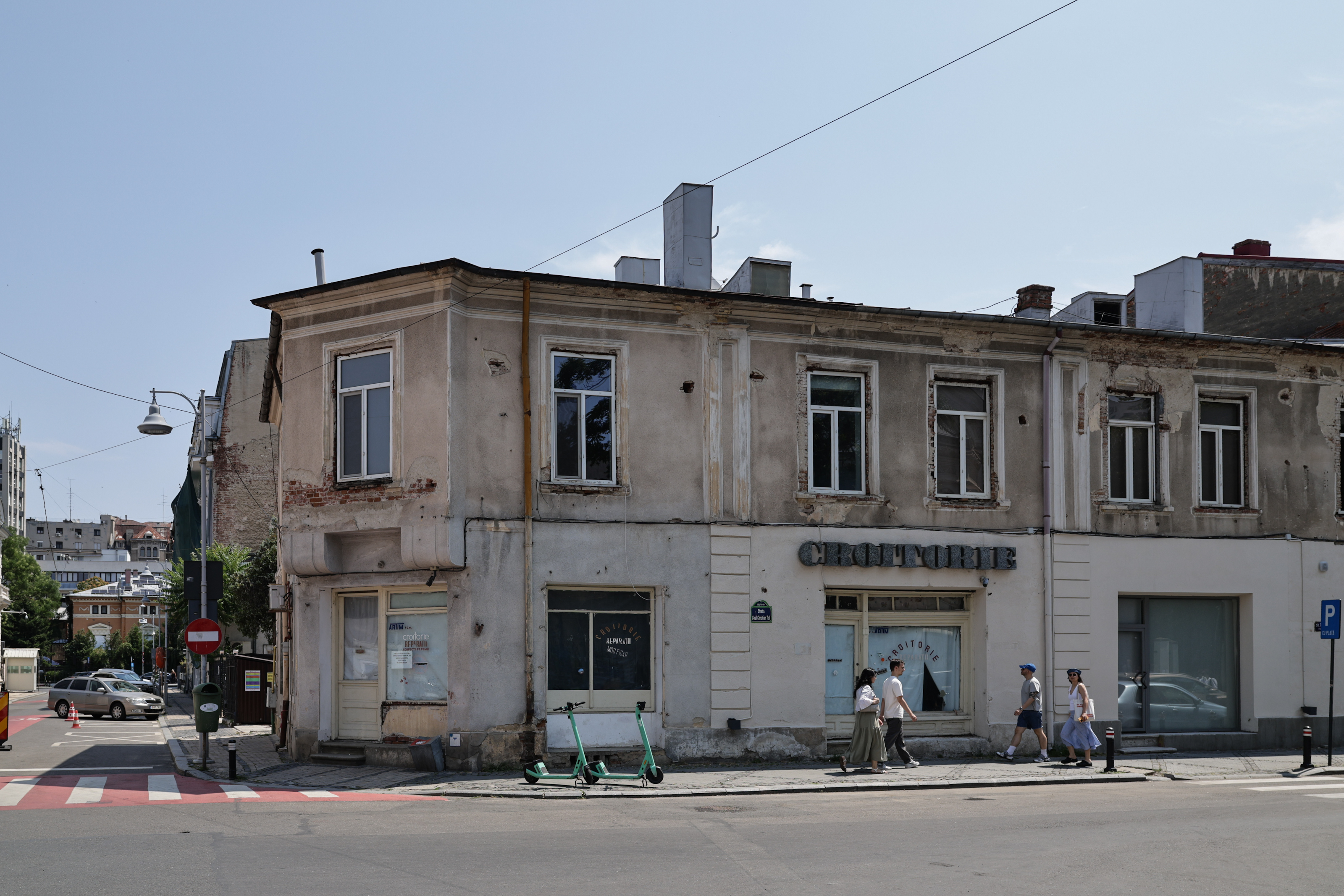 Ce ascunde clădirea scorojită de lângă Casa Mița Biciclista, unde își făcea costumele Dem Rădulescu. Locul renaște acum, după zeci de ani