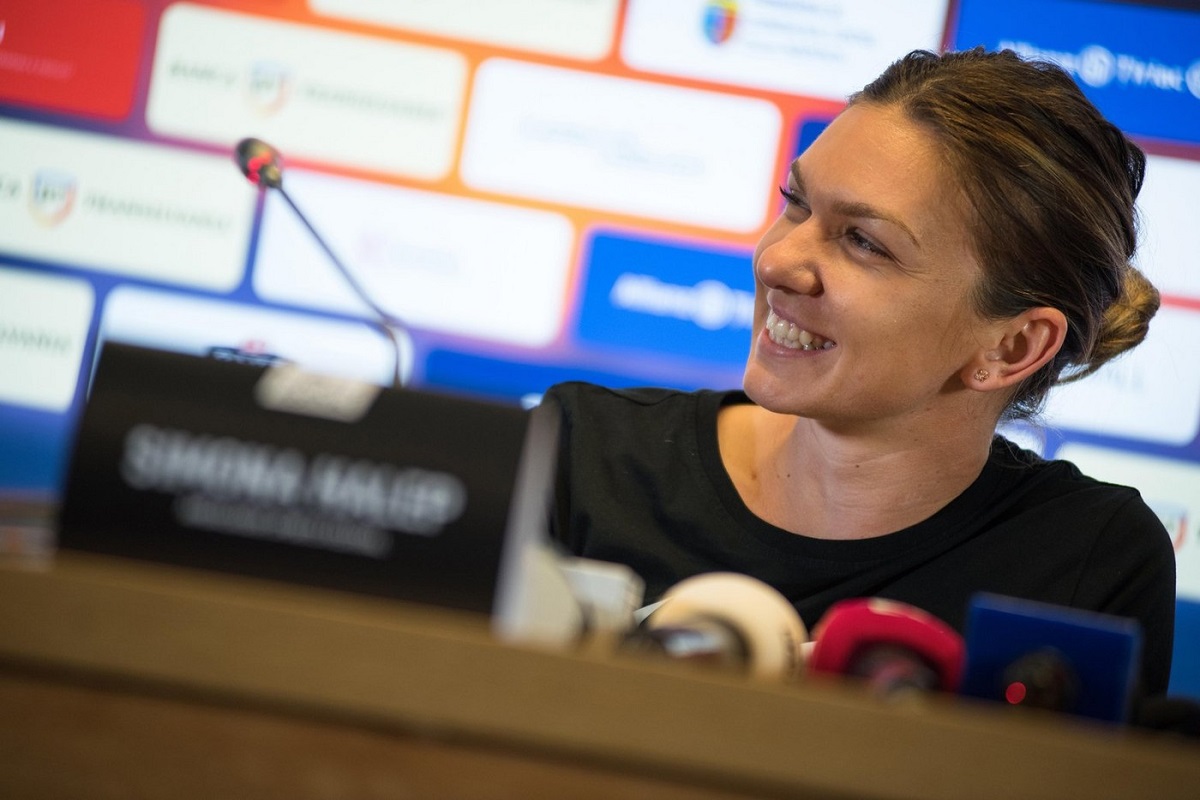 Simona Halep a purtat o rochie Valentino de peste 2.000 de euro, la prima apariție într-o emisiune la TV după verdictul de la TAS