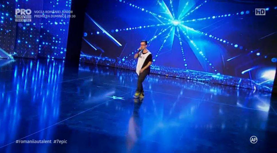 Un puşti orfan de tată şi părăsit de mamă a interpretat o creaţie proprie la "Românii au talent". Momentul emoţionant al lui Marius Mihăilă | VIDEO