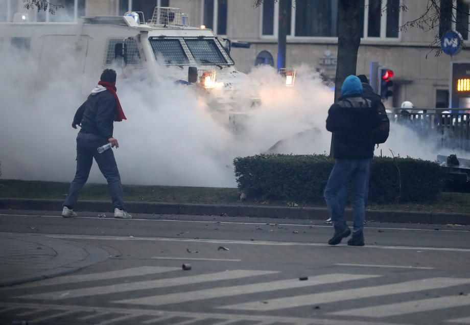 Proteste violente la Bruxelles, față de măsurile sanitare. Zeci de arestări în urma ciocnirilor dintre poliție și manifestanți