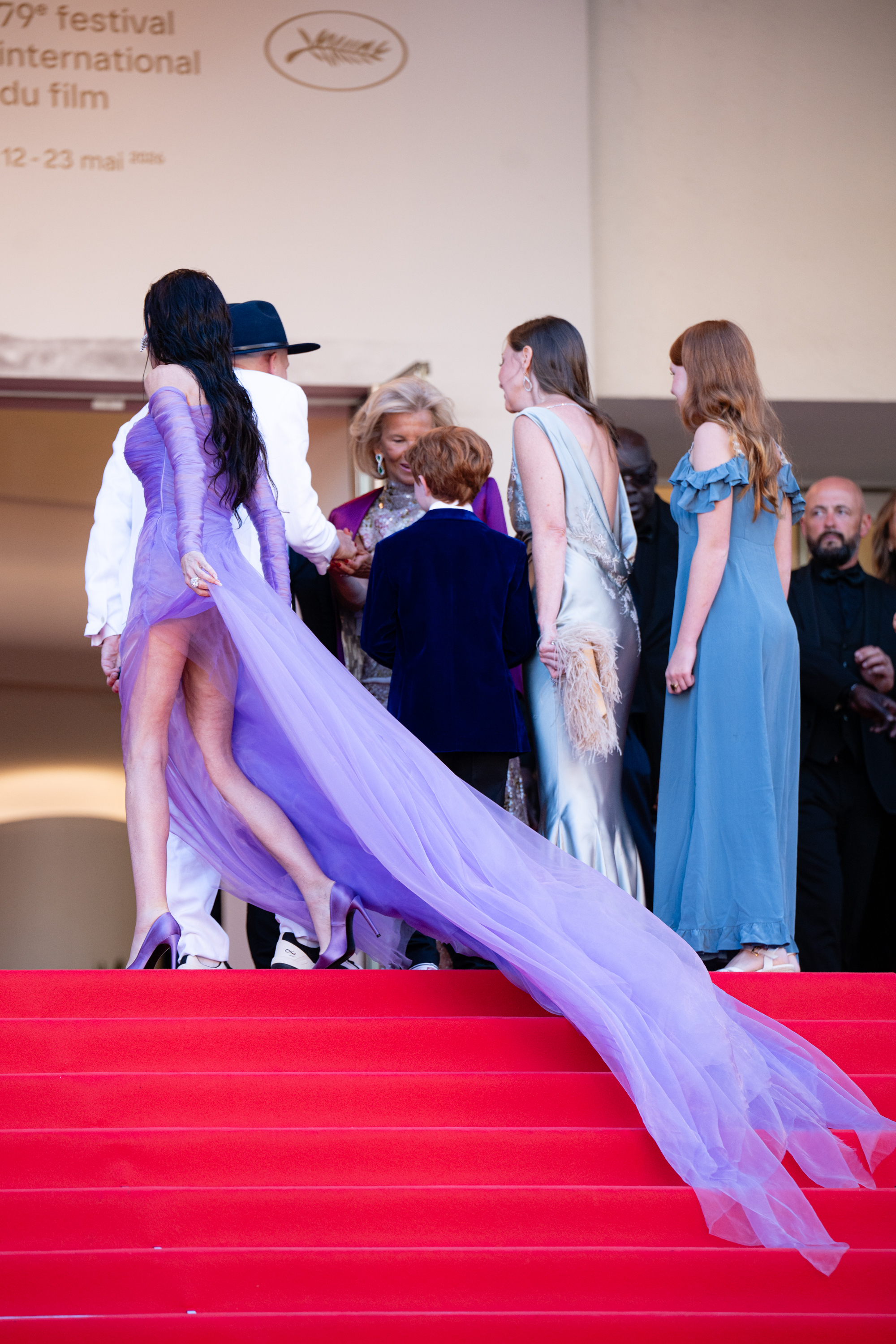 Demi Moore, moment stânjenitor pe covorul roșu la Festivalul de Film de la Cannes 2026. Vântul i-a suflat rochia și s-a văzut tot