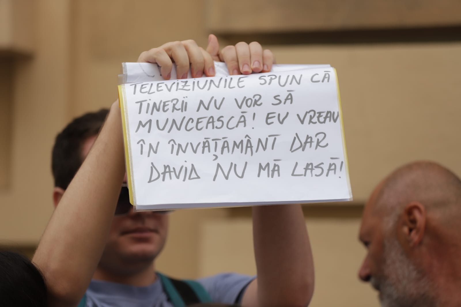 Profesorii au ieșit în stradă împotriva Legii Bolojan: „Stă în puterea noastră să refuzăm”