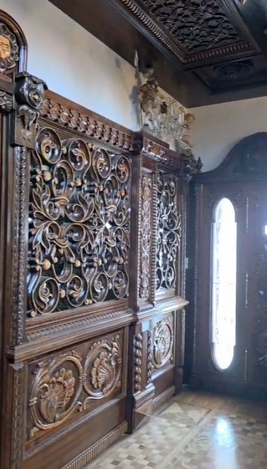 Cum arată în interior palatul lui Gradu Cârpaci, acuzat în Germania că a forțat un român să îi doneze un rinichi. A copiat interioare și picturi de la Castelul Peleș