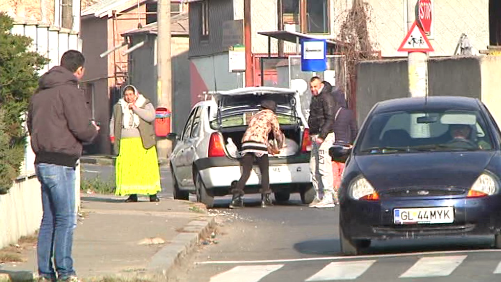 S-au înghesuit să ia ajutoarele de Sfântul Andrei cu taxiul! GALERIE FOTO