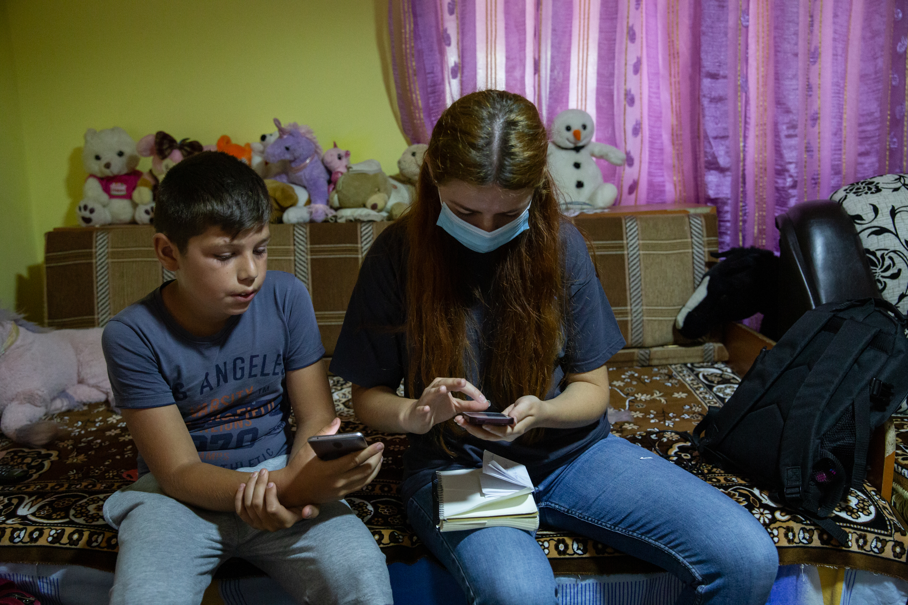 Voluntarii de la Casa Bună încearcă să ia copiii de la muncile câmpului și să-i așeze în fața computerului. “Sperăm să creştem dintre ei mici programatori”
