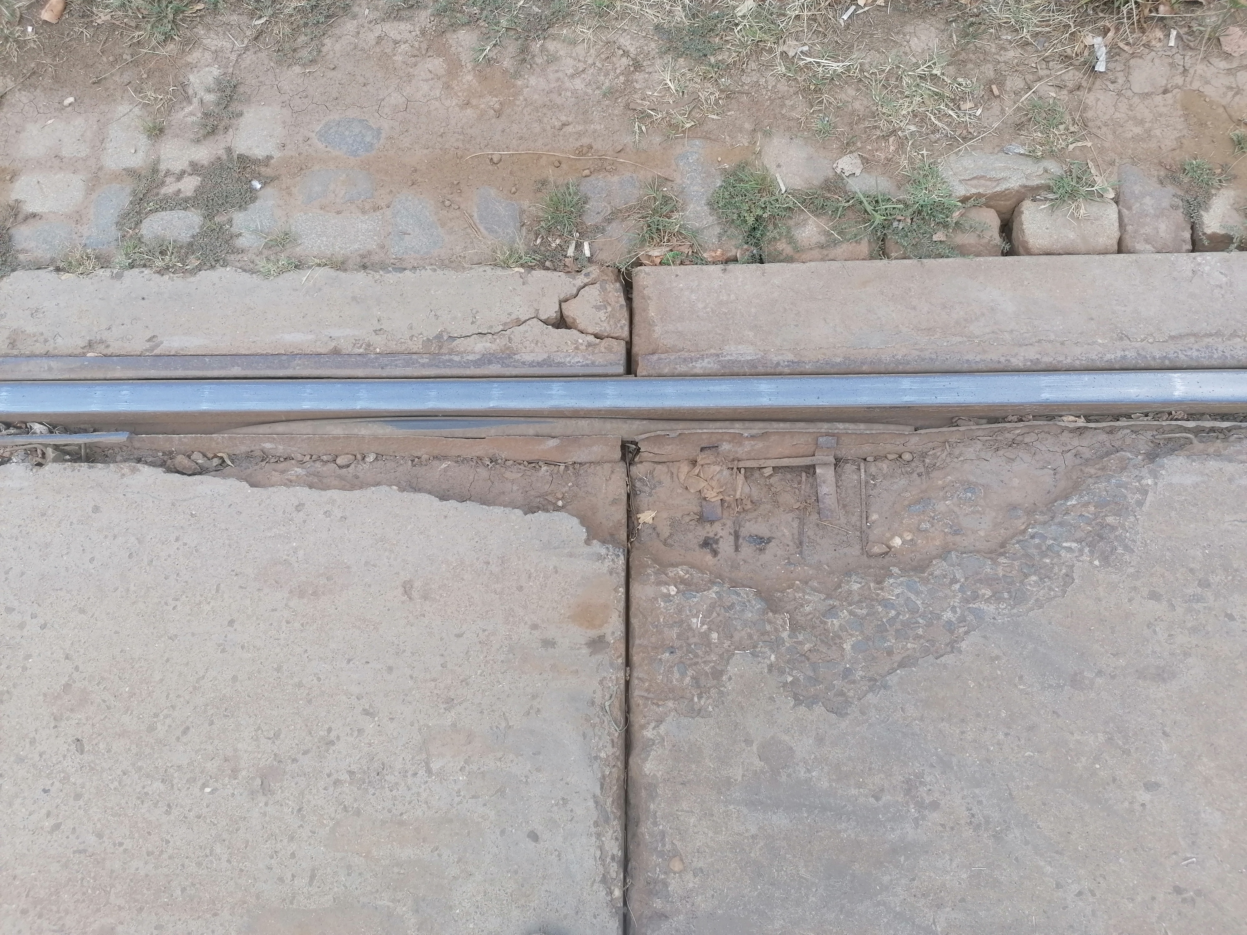 Gropi, șine rupte și segmente lipsă. Imagini cu liniile de tramvai care îi înspăimântă pe bucureștenii care vin la muncă în Pipera: „Mai bine cobor cu două stații înainte”