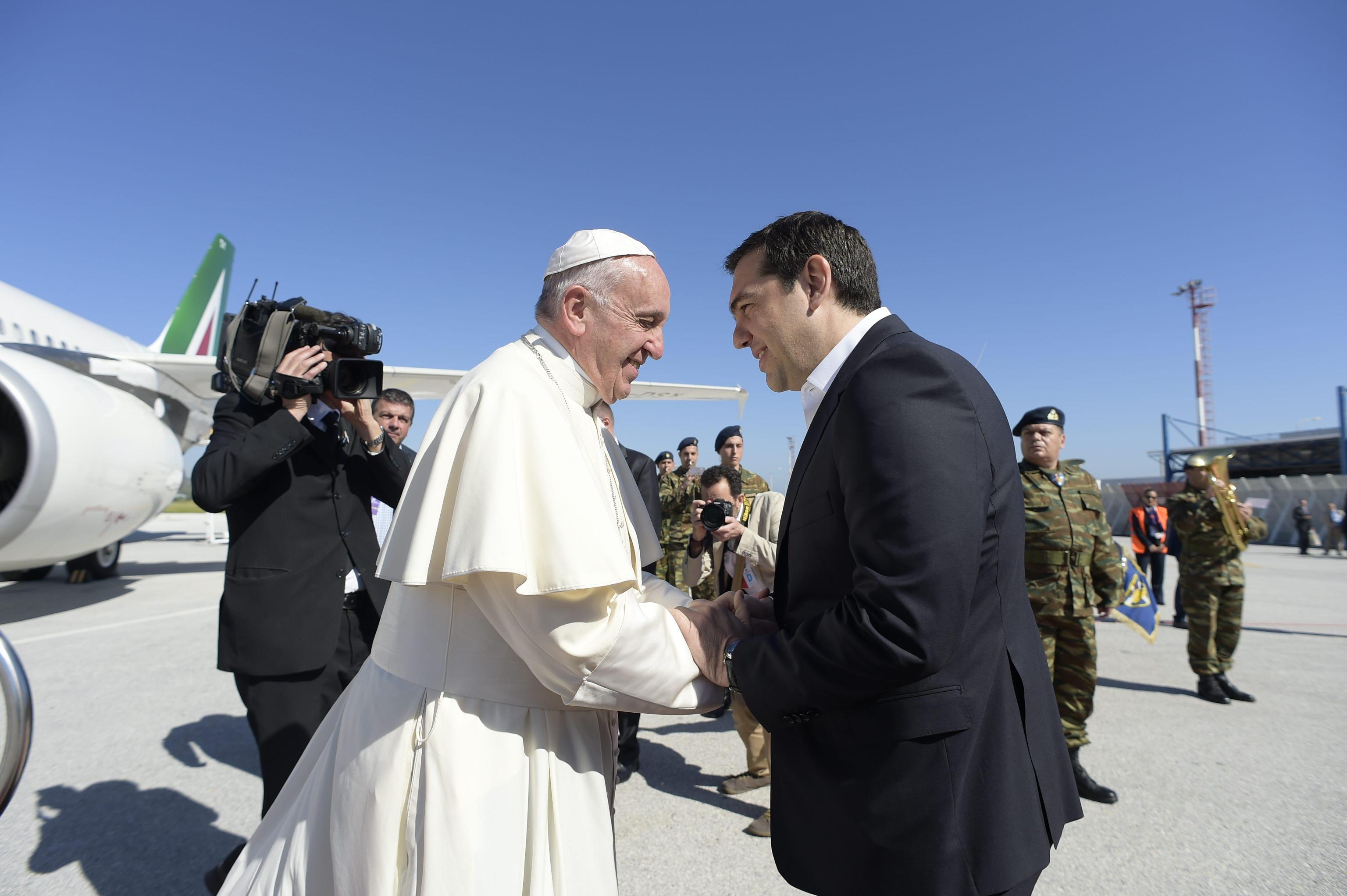 Moment istoric pe insula Lesbos! Papa Francisc s-a întors la Vatican cu 12 imigranți. Suveranul Pontif, apel emoționant către Europa | FOTO și VIDEO