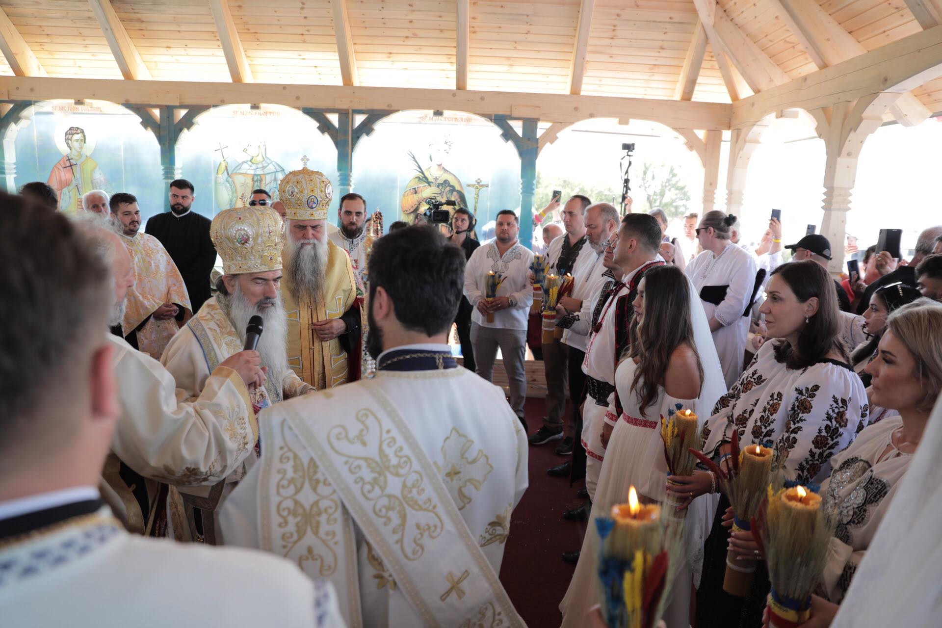 FOTO. Nunta lui George Simion, văzută de la fața locului. Câteva sute de oameni au rezistat în fața scenei, petrecerea a continuat până la 7 dimineața