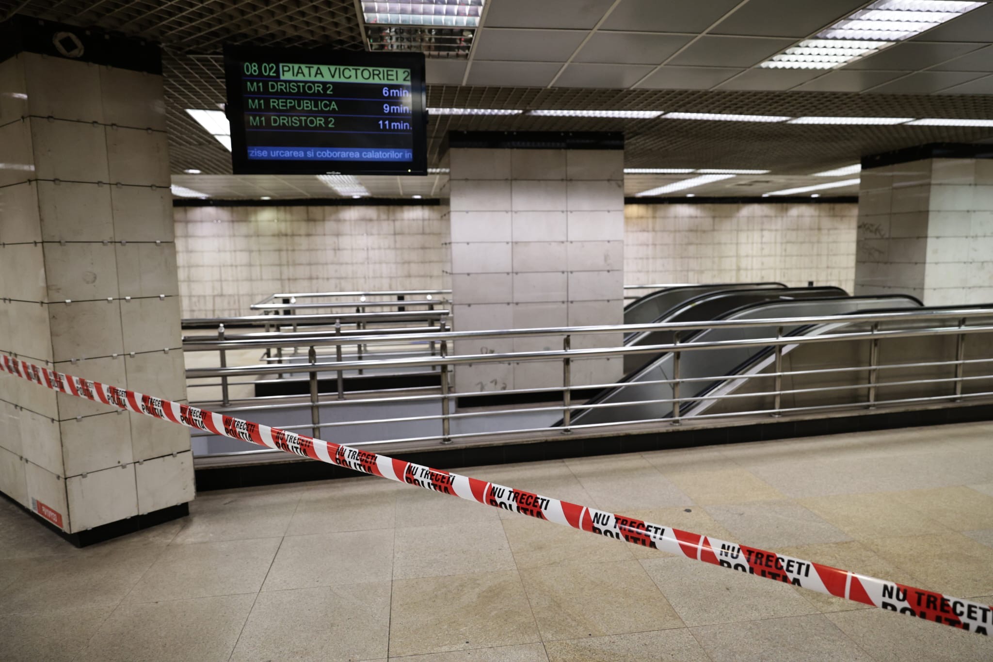 Stația Piața Victoriei 2 rămâne închisă, iar circulația s-ar putea relua joi dimineață. Pompierii scot apa de la metrou cu pompe și furtunuri