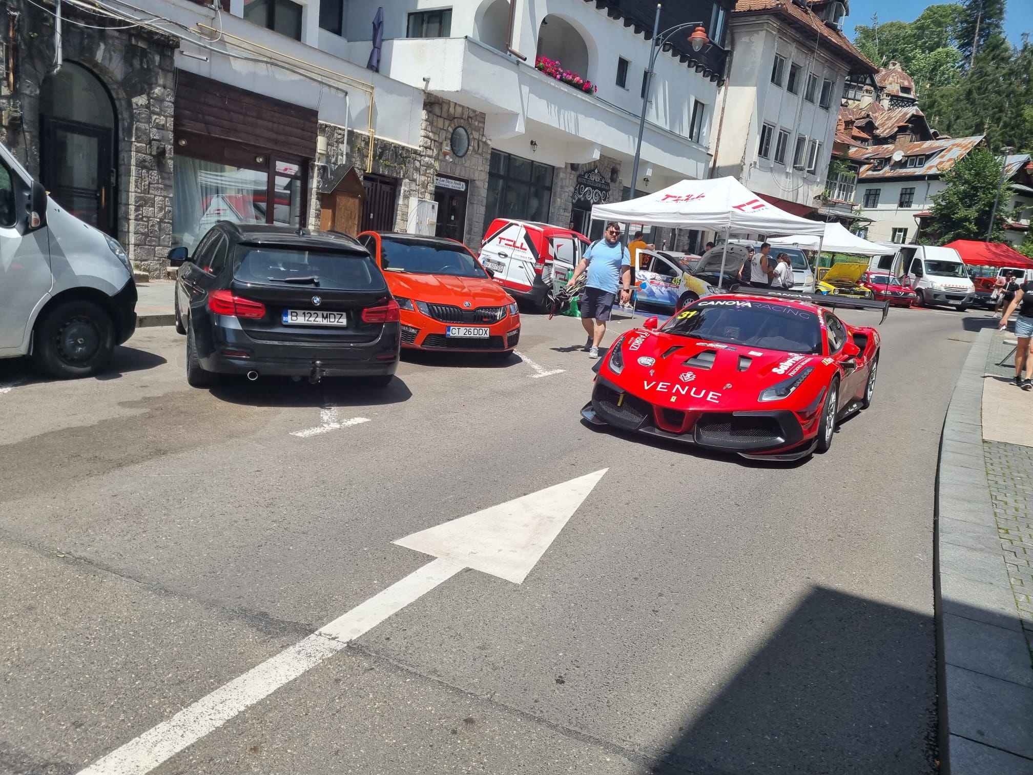 Cozi uriașe la intrarea în Sinaia. Trafic bară la bară pe DN1, în plin sezon estival. Care a fost motivul