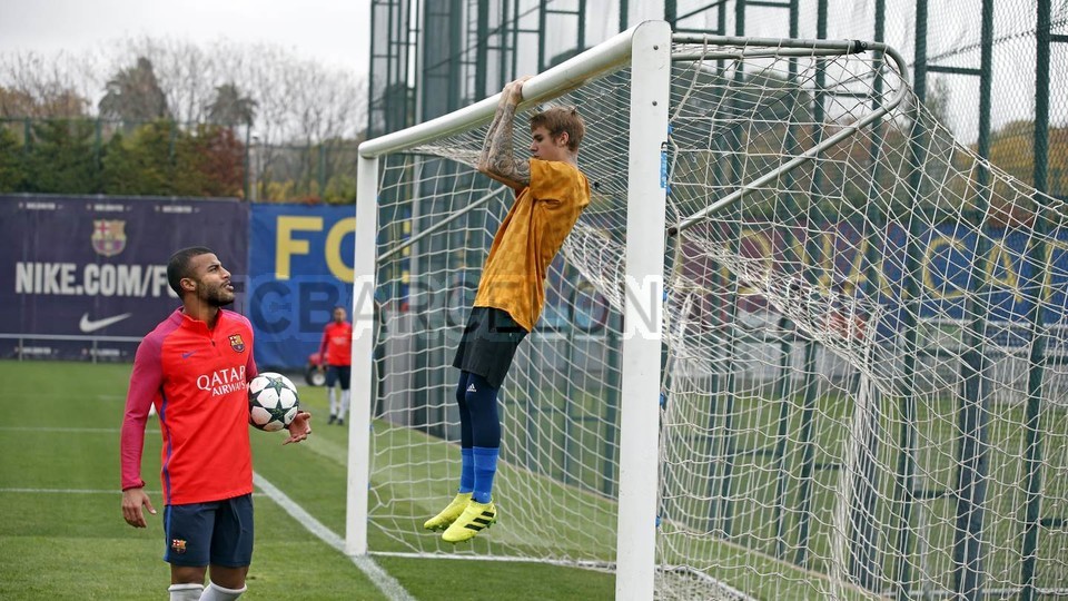 Justin Bieber s-a antrenat împreună cu vedetele echipei FC Barcelona / GALERIE FOTO&VIDEO