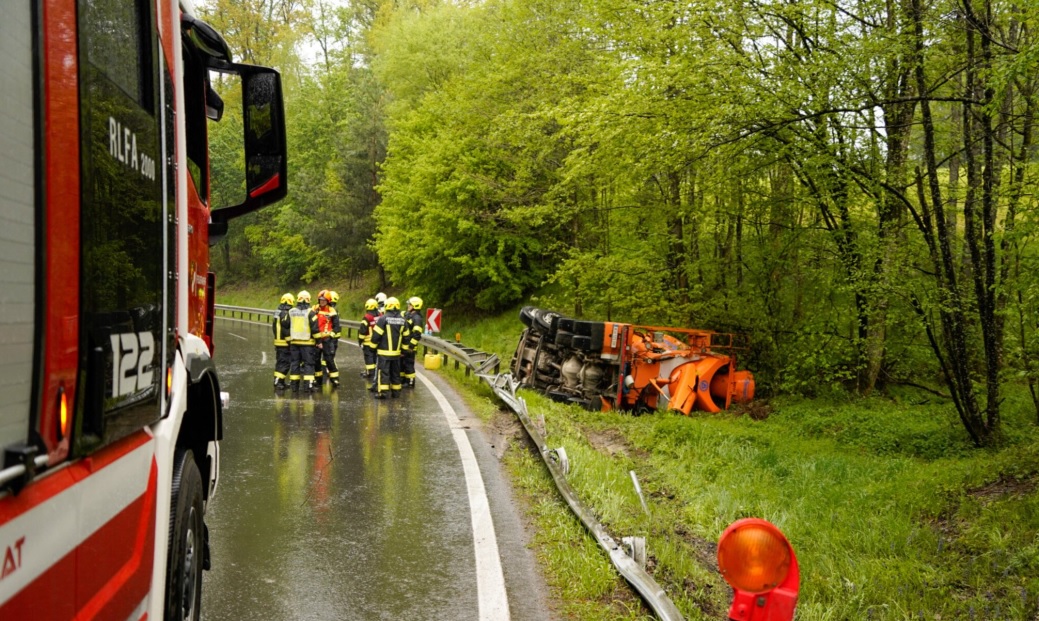 Un șofer român care abia devenise tată a murit pe un drum din Austria, unde s-a răsturnat cu betoniera și a fost strivit în cabină
