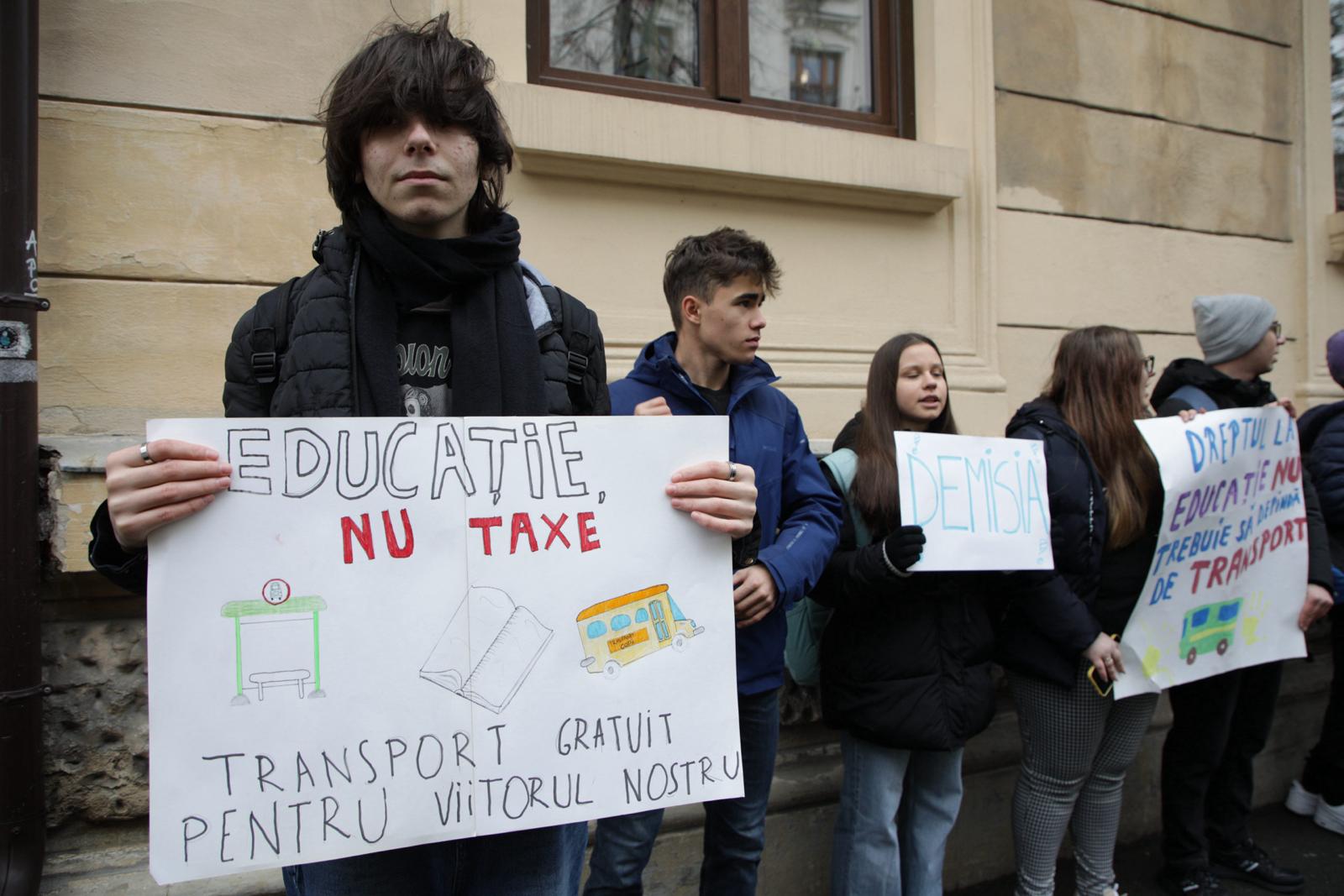 Elevii din 19 județe au rămas fără transport gratuit. Protest în fața Ministerului Educației: „E un drept fundamental să ajungi la școală”