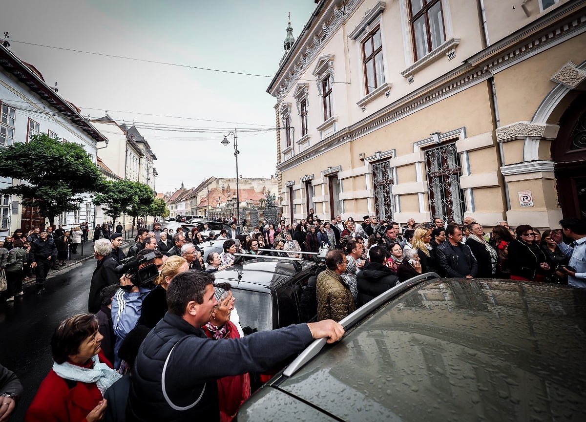 UPDATE: Cristian Pomohaci află în octombrie dacă revine în Biserică. Peste 200 de oameni au venit să-l susțină pe fostul preot la Sibiu