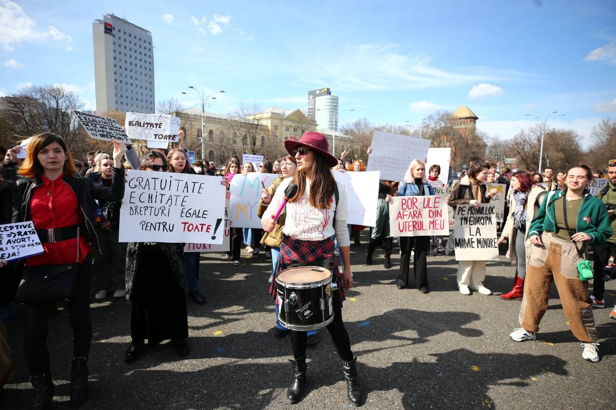 Protest de 8 martie în Piața Victoriei pentru drepturile reproductive ale femeilor. „Uterul nostru nu e profitul vostru!”