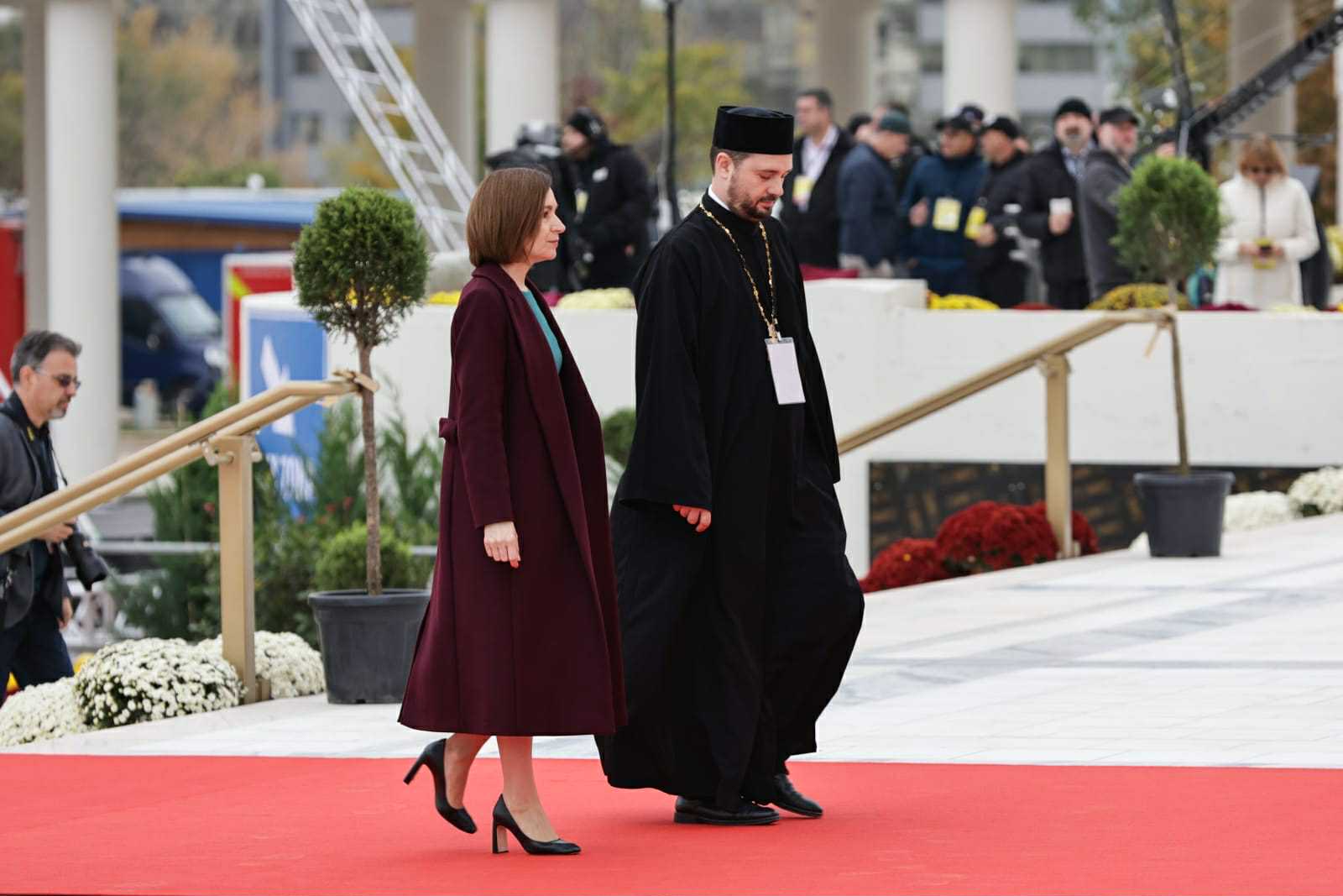 Mirabela Grădinaru, în negru din cap până în picioare la sfințirea Catedralei Mântuirii Neamului. Ce a purtat pe cap partenera lui Nicușor Dan
