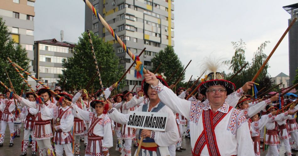 Peste 1.000 de călușari au dansat în Slatina. Oltenii vor să intre în Cartea Recordurilor