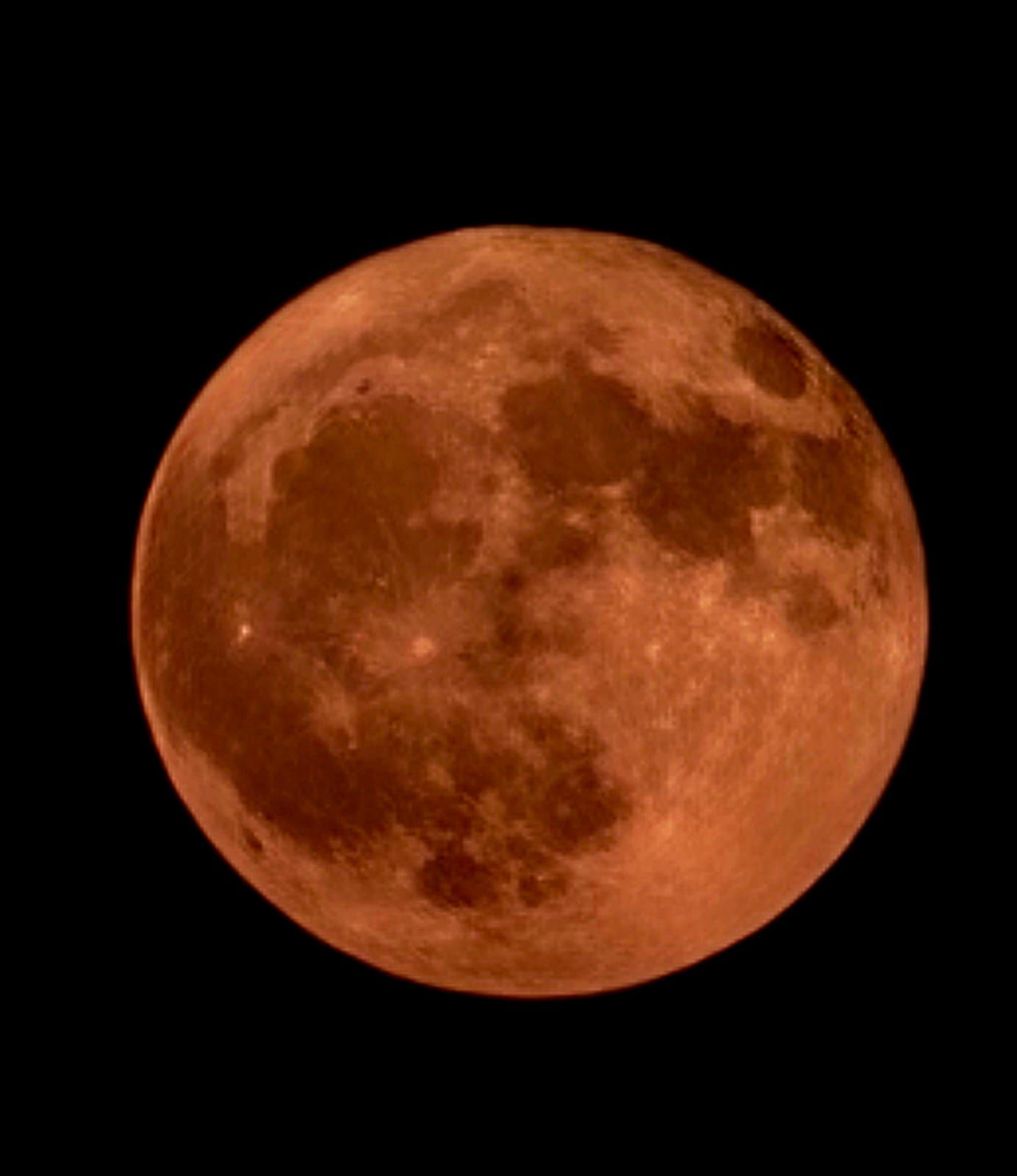 Cum s-a văzut „Luna Căpșună” pe cerul României. Imaginile impresionante din toată țara