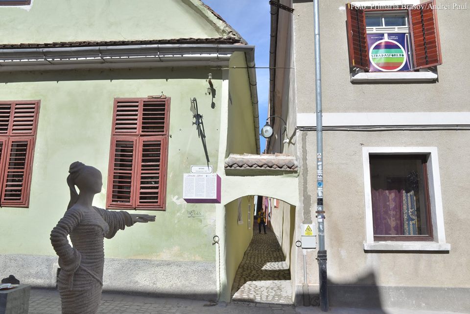 FOTO/ Strada Sforii din Braşov devine Muzeu în aer liber. De vineri, cea mai îngustă stradă din Europa de Est a fost redeschisă publicului