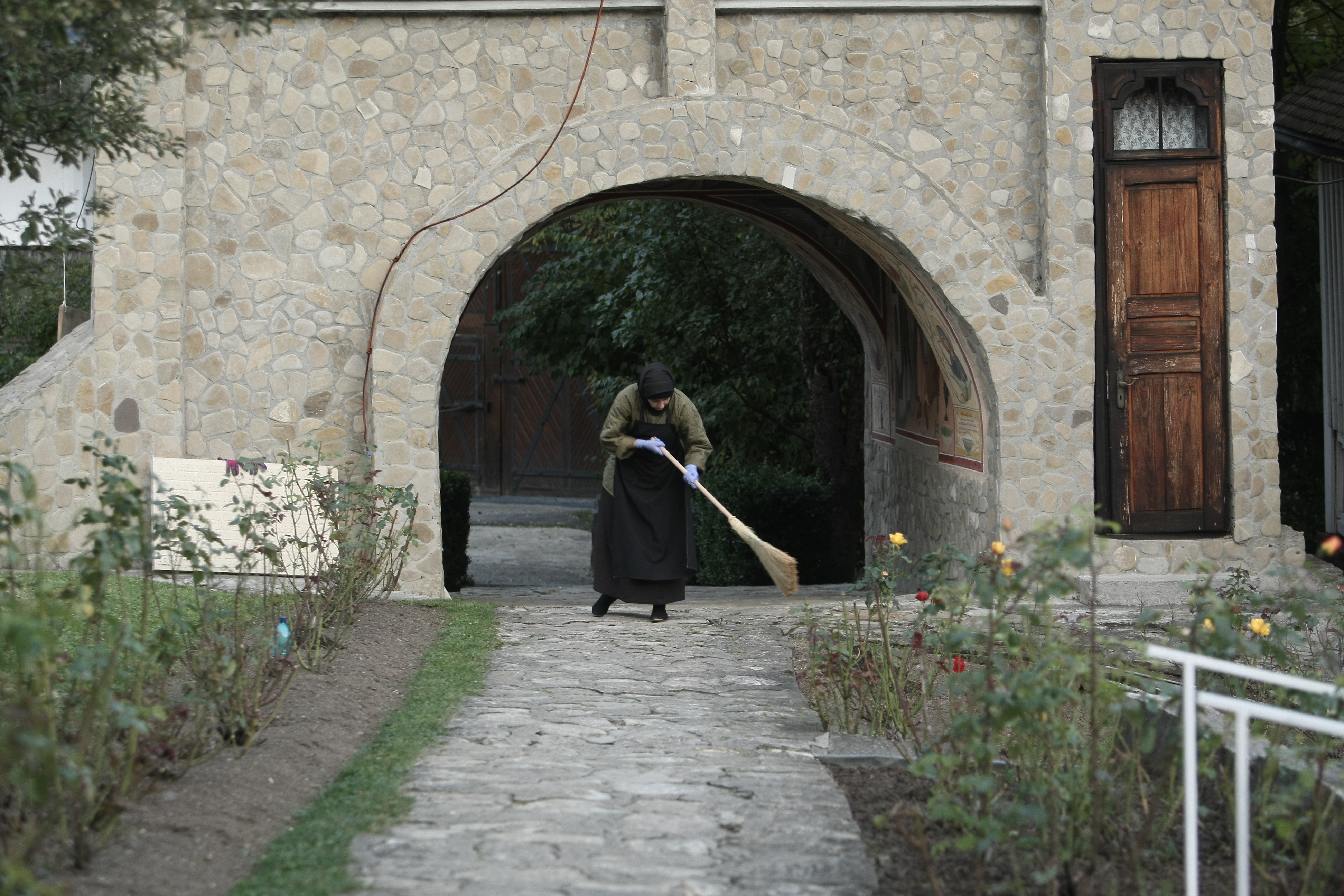 Reportaj în satul monahal Agapia, care se închide la apusul soarelui. Locul unde broaștele și greierii tac, de când un preot supărat ”i-a afurisit”