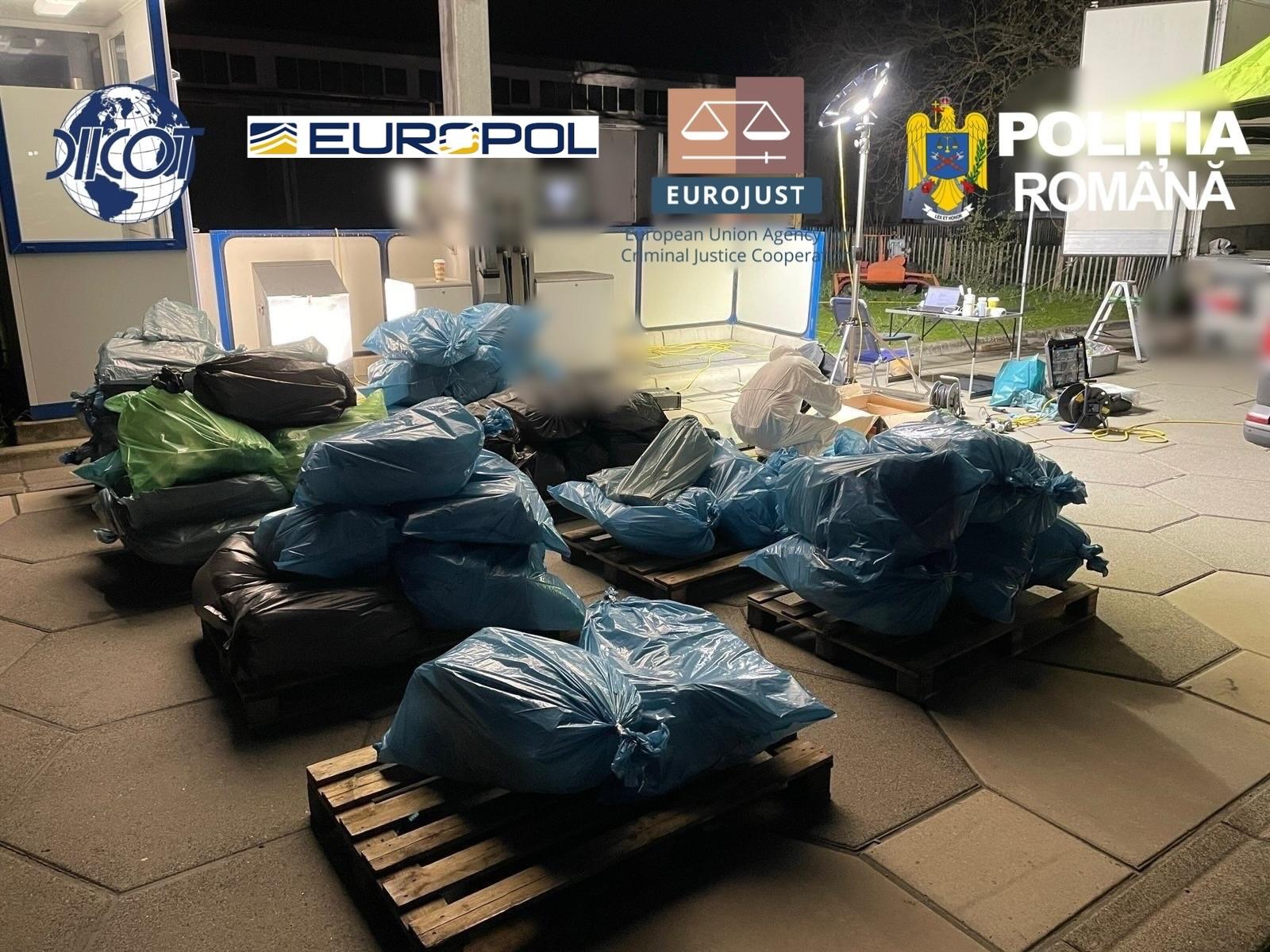 Șoferi români de TIR au transportat 1,7 tone de droguri în Europa, pentru traficanți albanezi, în compartimente secrete