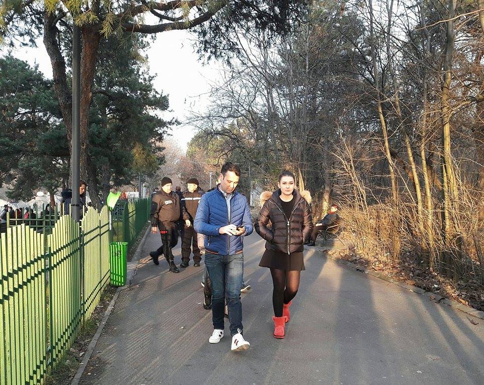 Robert Negoiță, la patinoar, "spectacol" pentru viitorii votanți: a venit, s-a pozat, a plecat!