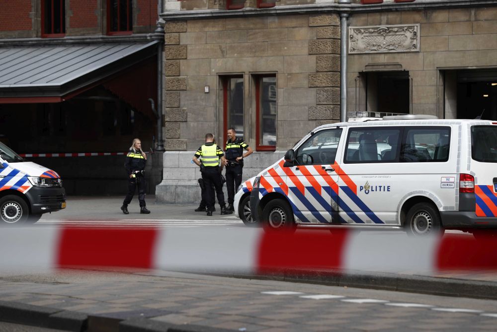 UPDATE / Atac cu cuțitul în Gara Centrală din Amsterdam. Răniții sunt americani, iar atacatorul este afgan. A fost un atac terosit
