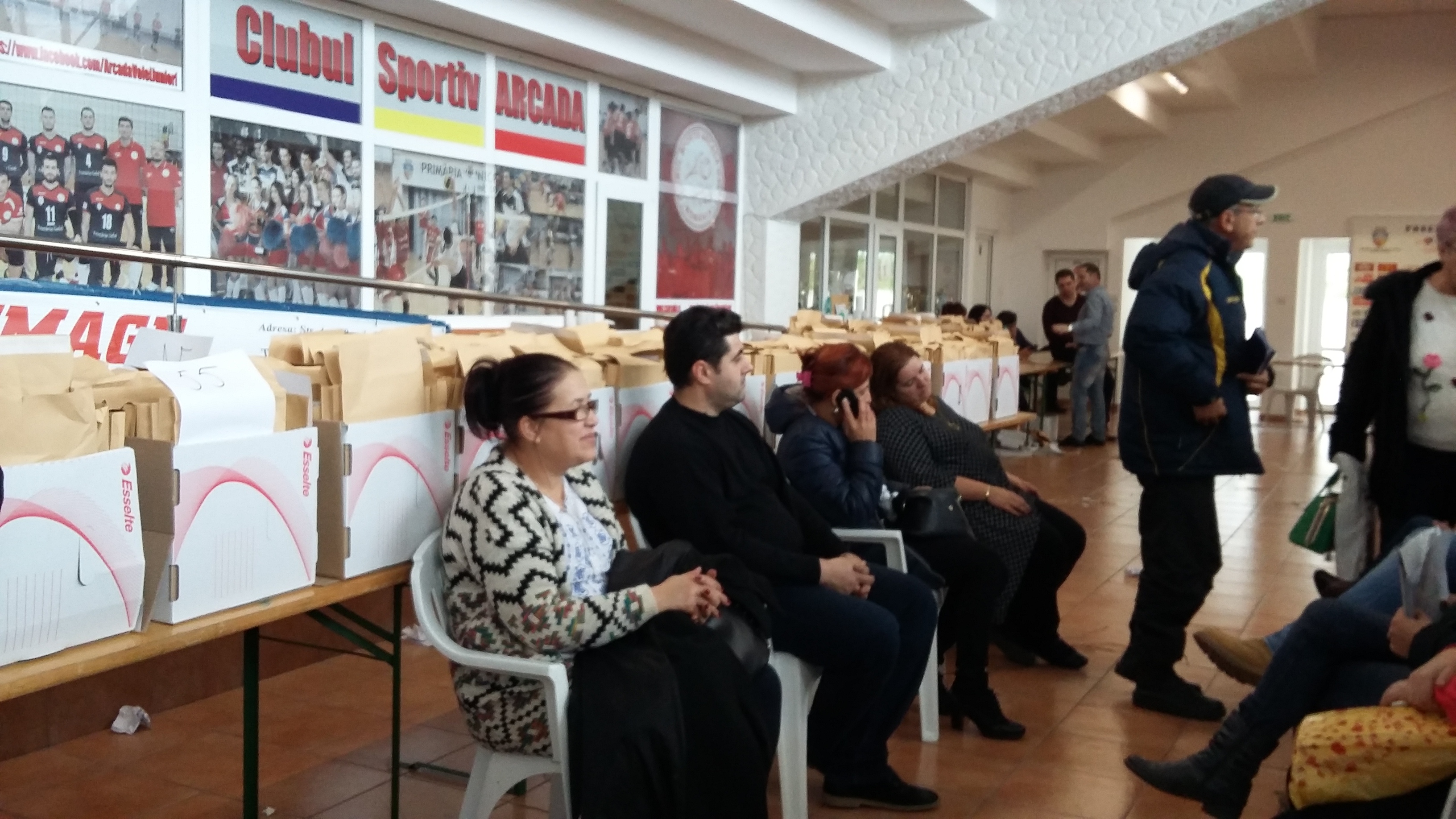 Alegeri parlamentare 2016: dorm pe sacii cu buletinele de vot! Stau la coadă să predea procesele verbale GALERIE FOTO