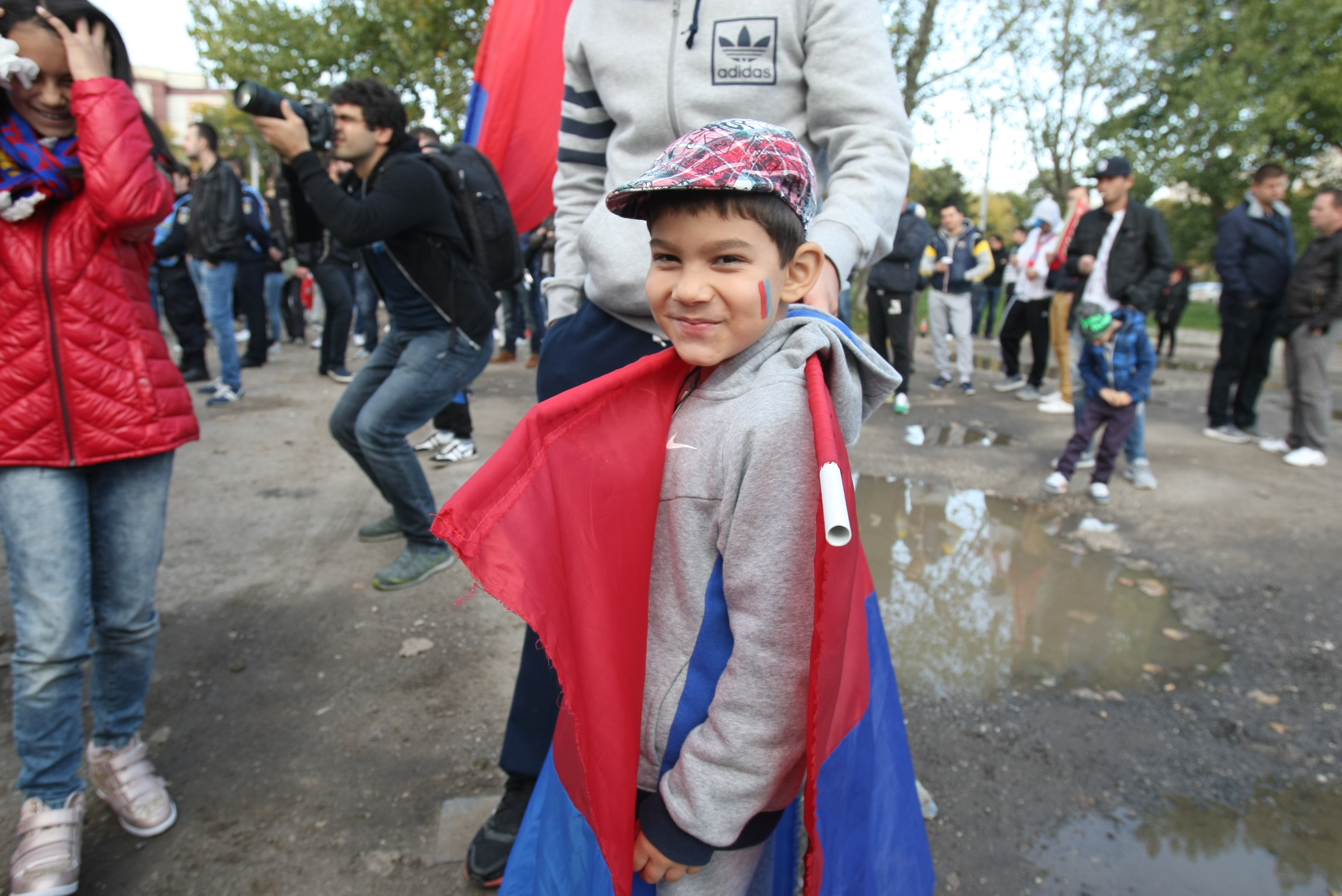 Fanii își cer în stradă Steaua înapoi. ^1.000 de oameni, la mitingul suporterilor. Gigi Becali e liniștit: ”N-am nici o grijă, sunt teribiliști” / FOTO