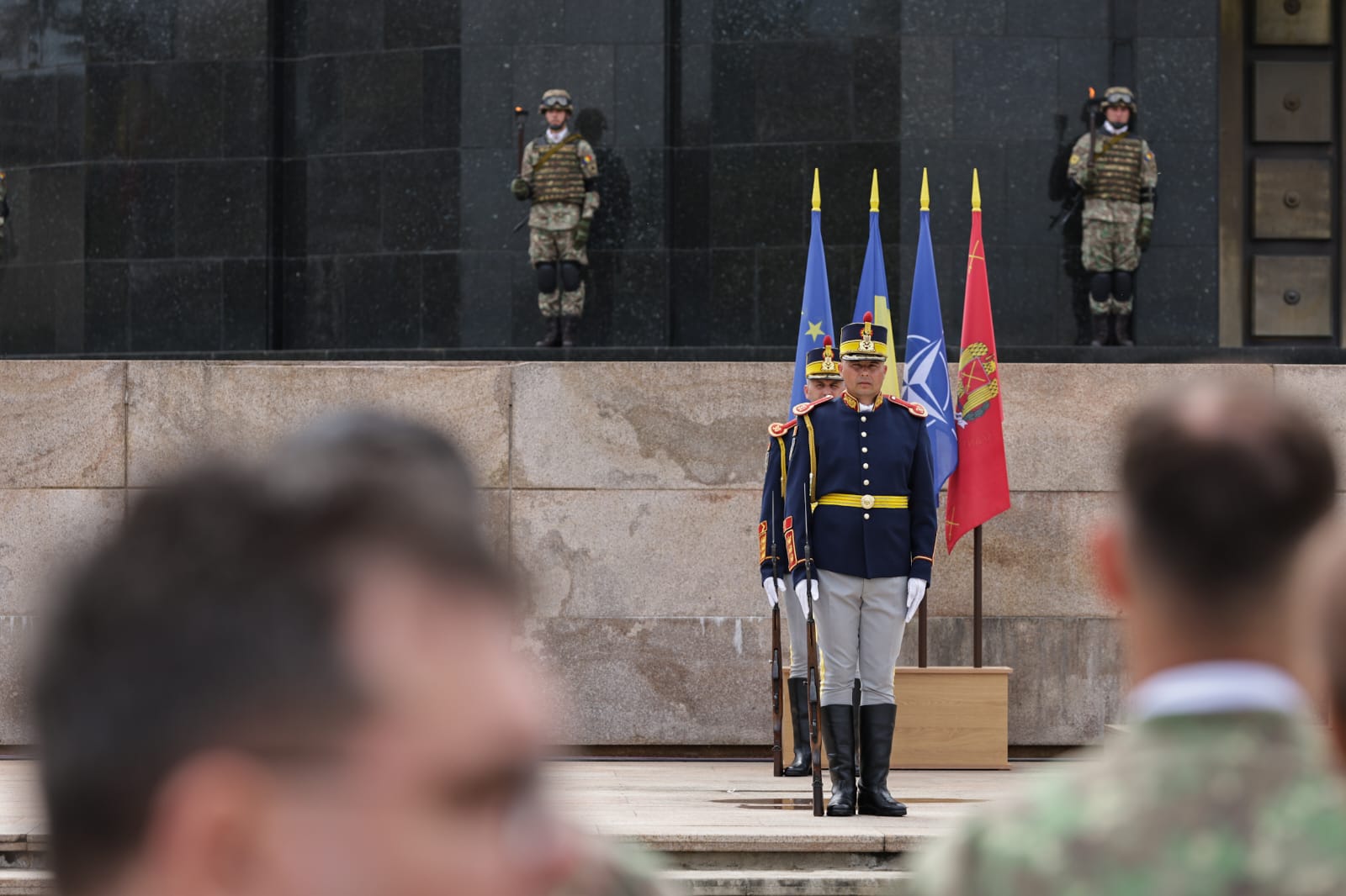 Ziua Forțelor Terestre 2025. Ilie Bolojan a vizitat fără Marcel Ciolacu expoziția de echipamente și tehnică militară din Parcul Carol | VIDEO