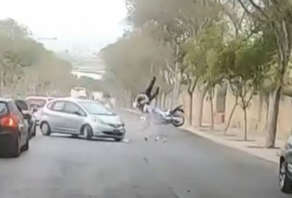 Húsz métert repült a motoros, újra kellett éleszteni – Négy éve gázolták el Zsoltot Máltán, de a vétkes még mindig nem bűnhődött meg