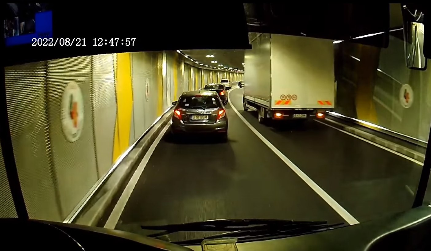 Pasajul Unirea din București, blocat din nou. Un camion a rămas înțepenit